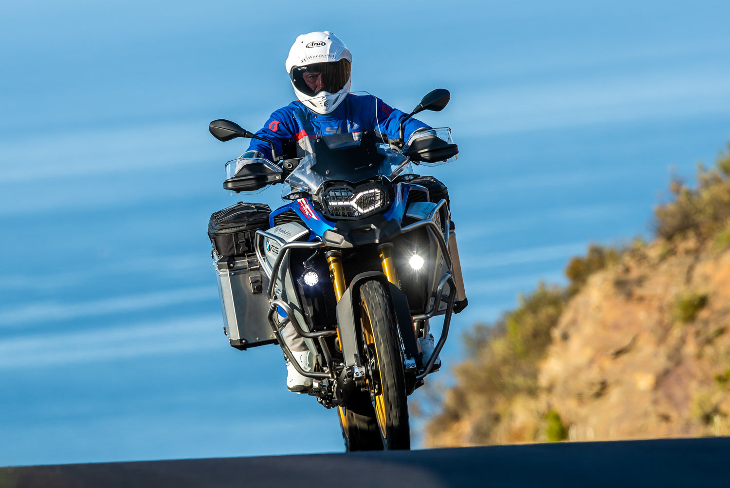 Positions the navigation device in the natural line of sight for ergonomically visibility and operability, making your ride more relaxed.