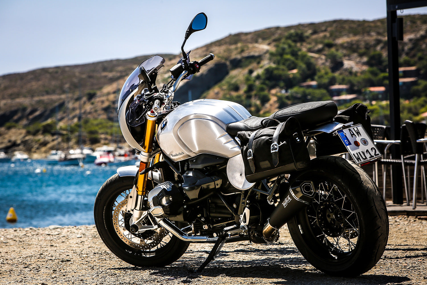 Silver-colored handlebar center strut for the BMW R 12 (+R nineT) made of aluminum
