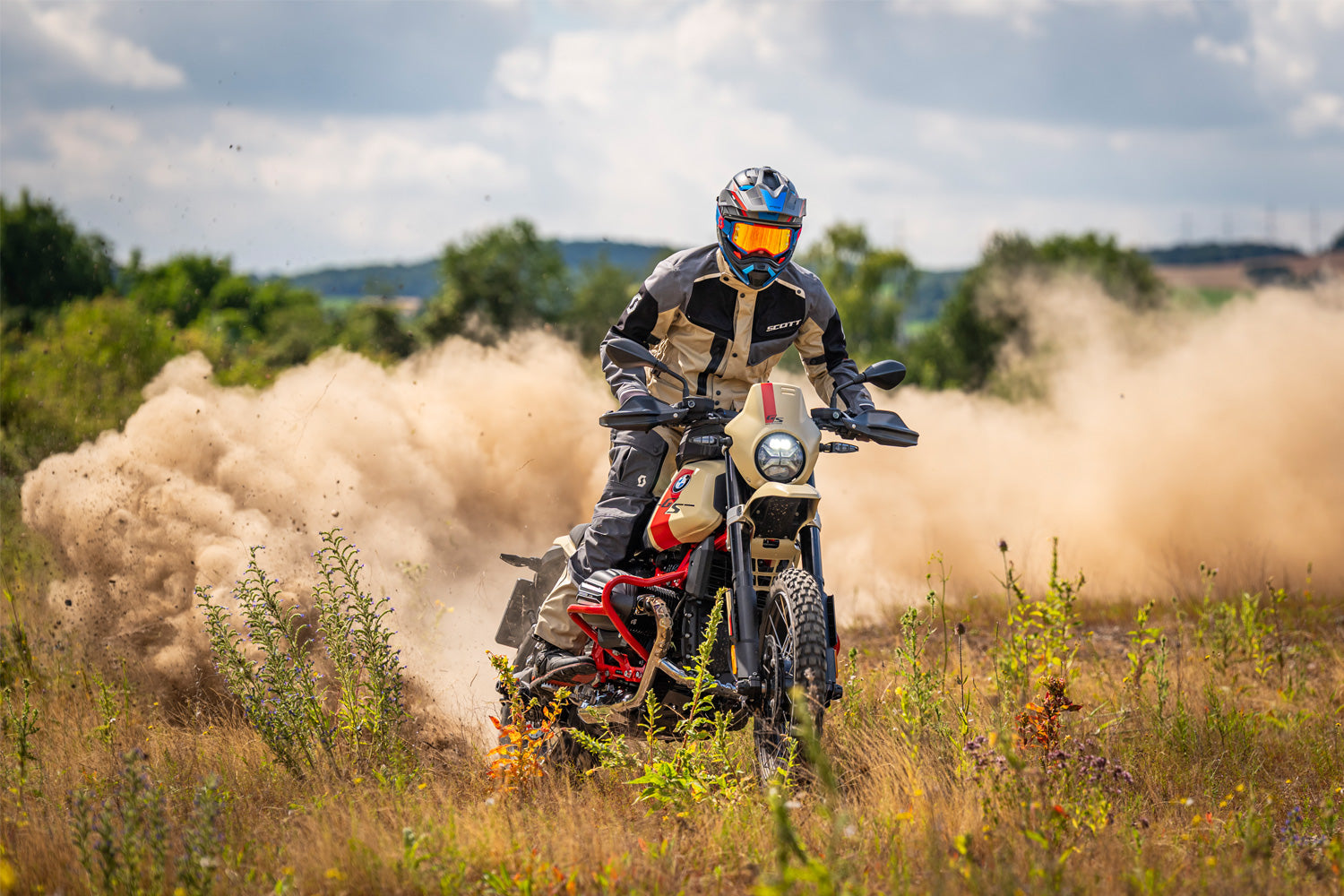 Robust footpegs for on-road and off-road use ✔ Premium components ✔ Integrated design