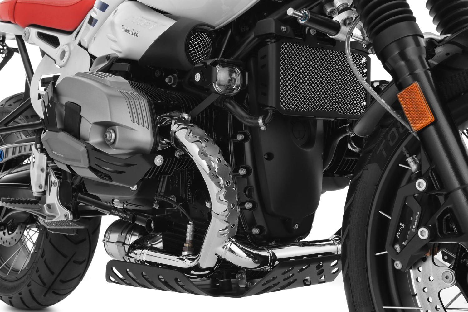 The protector for the R 1200 GS exactly matches the round radius of the header pipe assembly, made from aluminium.