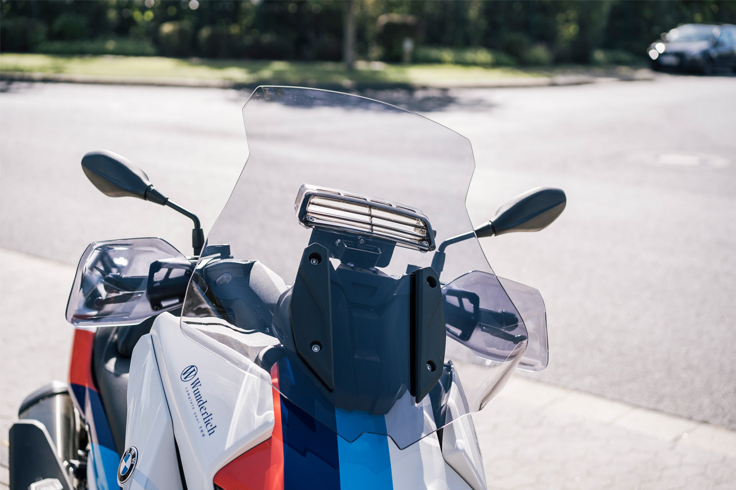 Hand guards BMW Scooter C 400 GT, C 400 X For a long time, the use of Hand guards was reserved exclusively for off-road machines.
