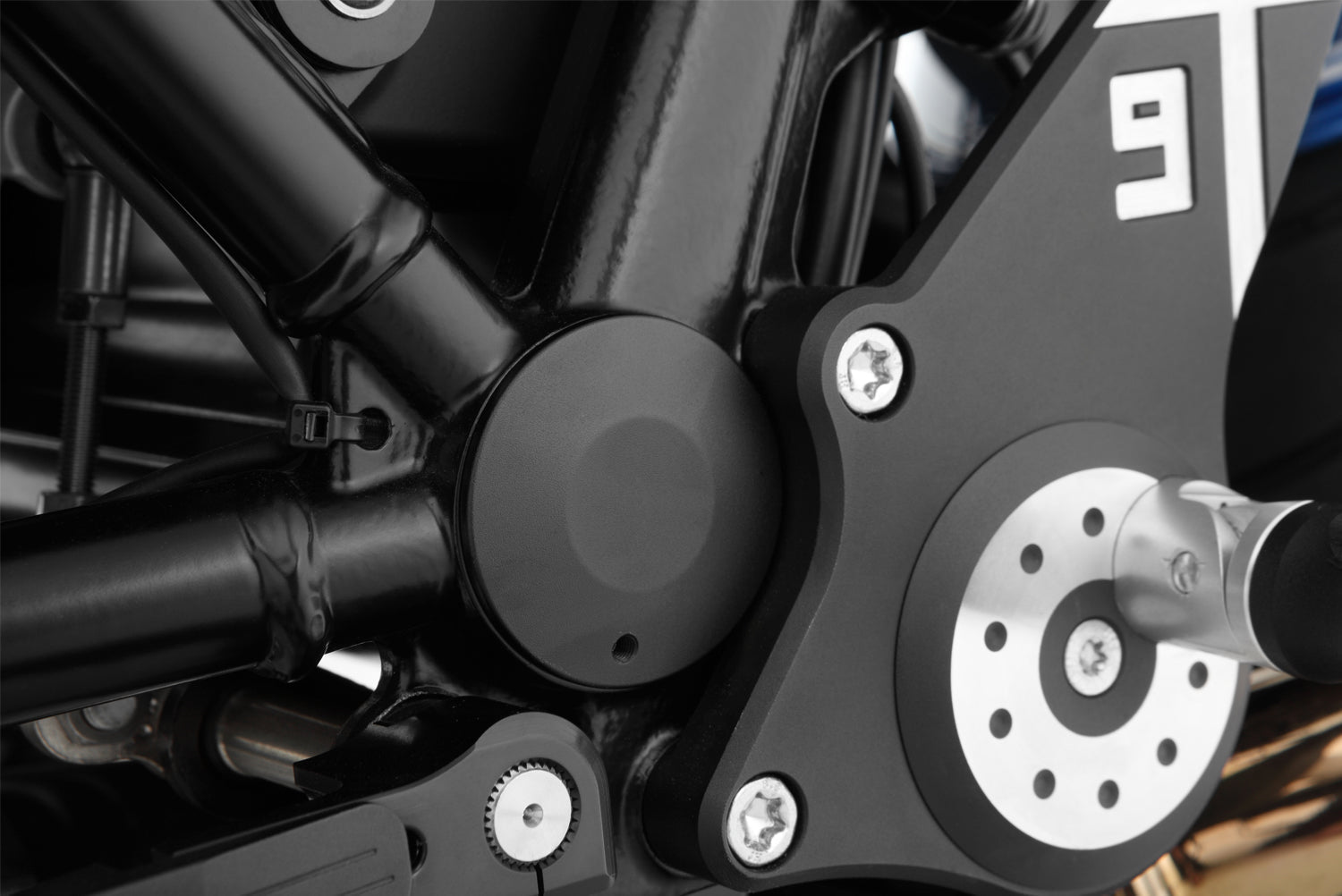 With the silver swingarm pivot covers Classic the large cavities of the swing arm pivot of the R nineT are permanently protected.