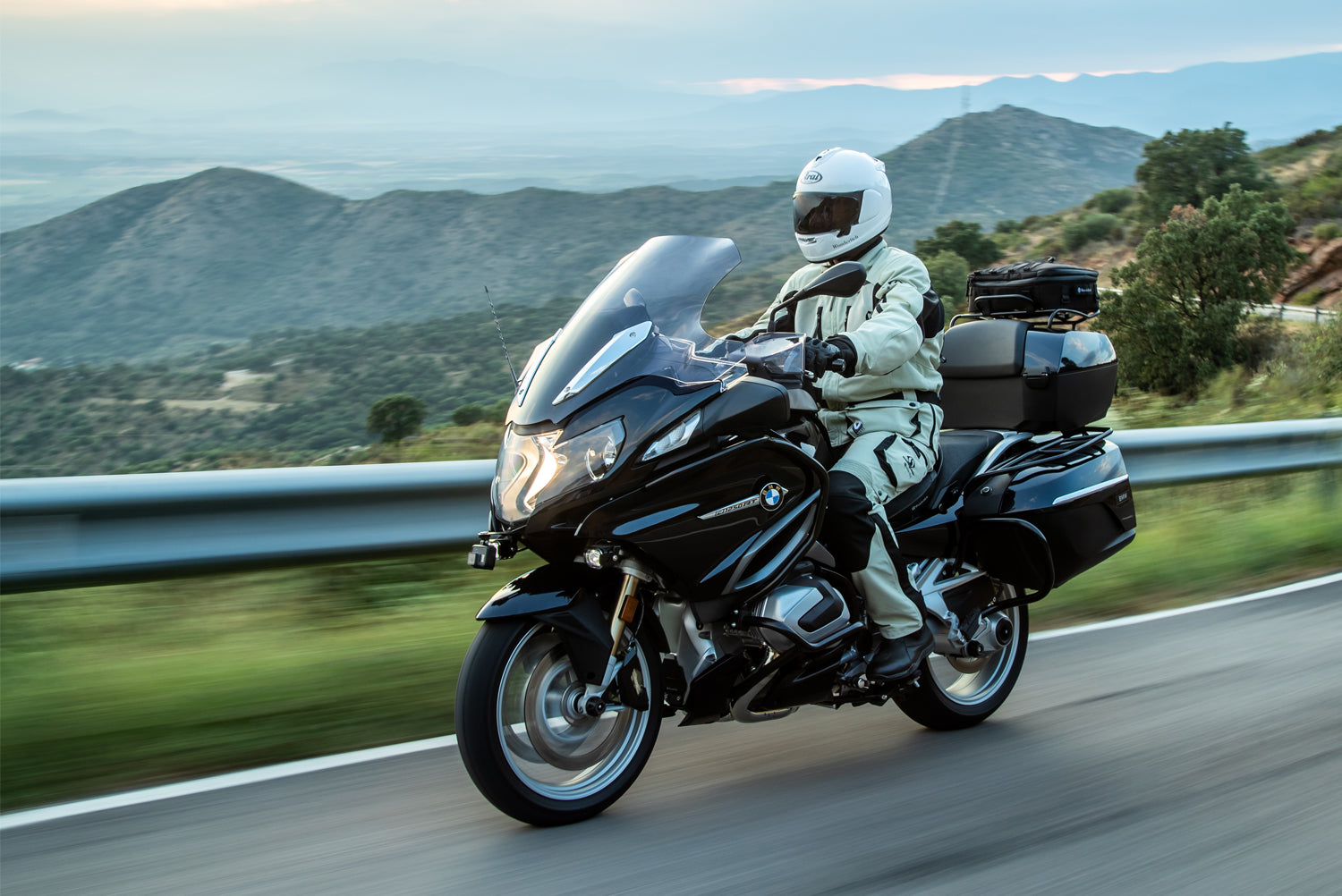 Wunderlich Touring Screen R 1200/1250 RT LC clear. A luxury touring screen for Tourers. Optimal relief of head, upper body and shoulders.