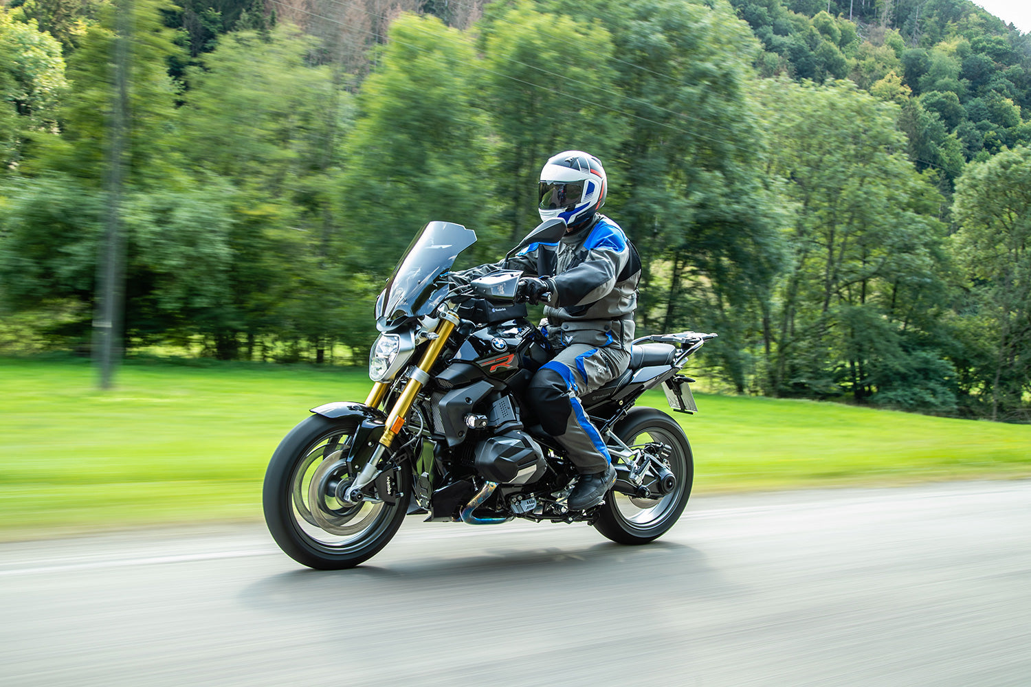 The Wunderlich ERGO + handlebar riser brings your handlebar within easy reach. This allows every rider to find his or her ideal position.