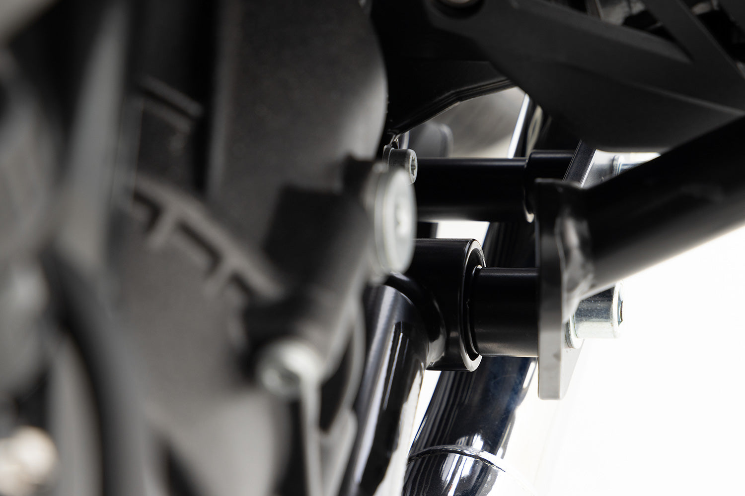 Enables the installation of engine protection bar with valve cover & cylinder protection guards