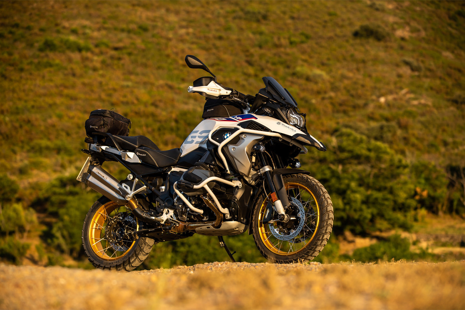 Wunderlich hub cover tornado for bmw r 1200 gs lc closes the hollow, ragged wheel hub.