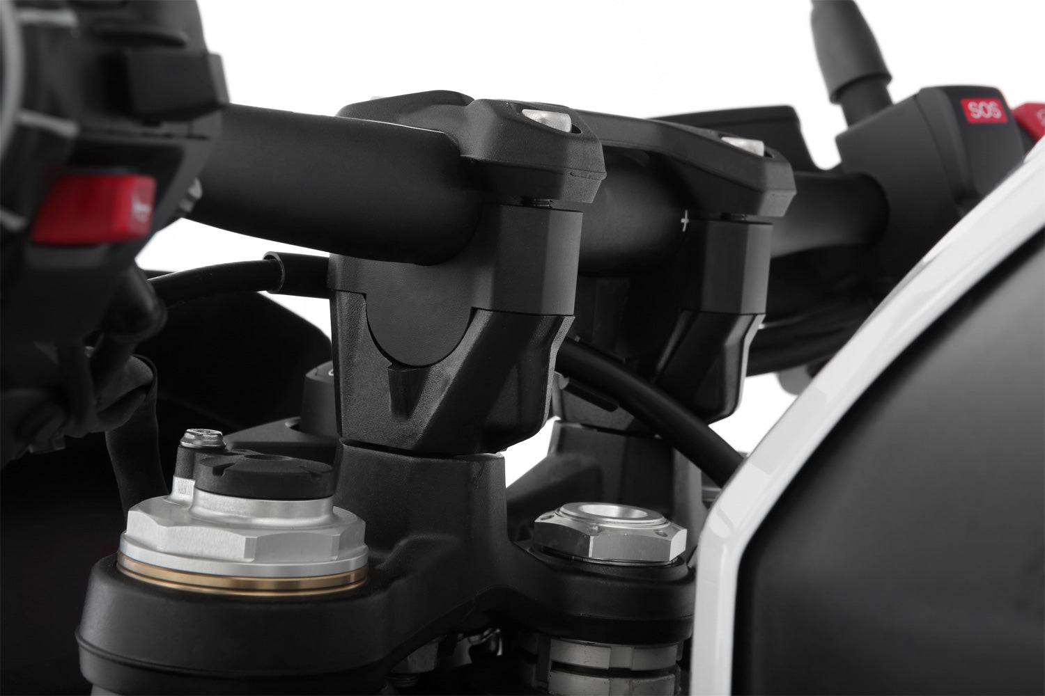 The handlebar riser designed especially by our developers raises the handlebars moderately by 25 mm