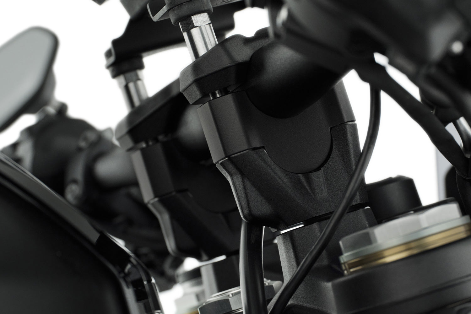 The handlebar riser designed especially by our developers raises the handlebars moderately by 25 mm