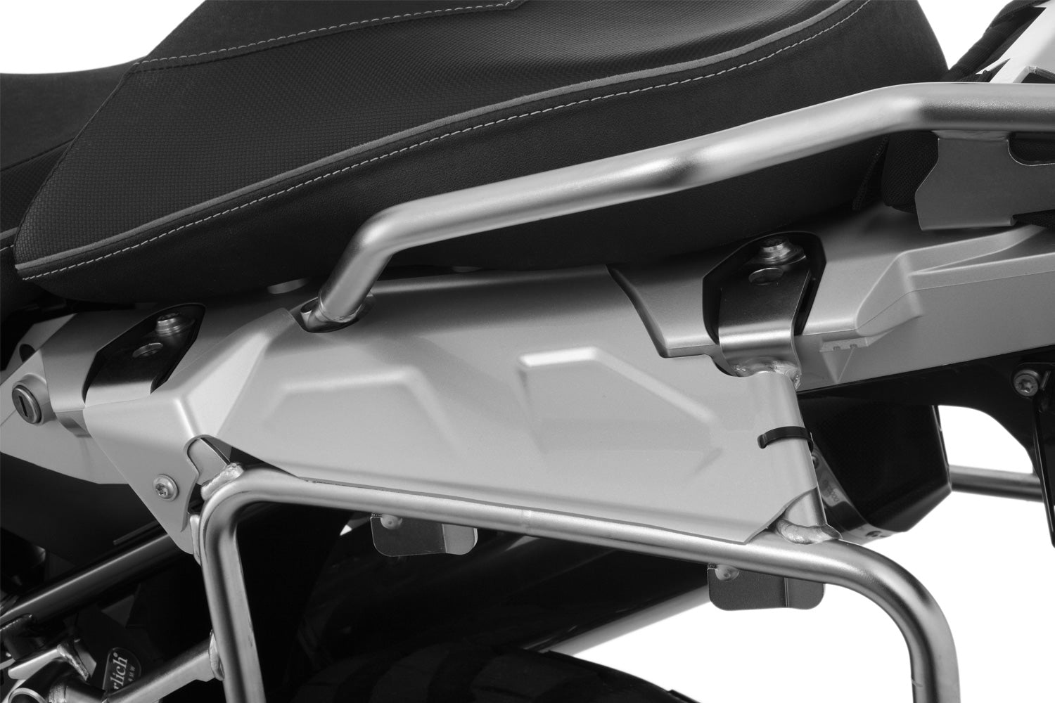 The two covers close the openings between the case carriers and the tail frame and create an appealing look.