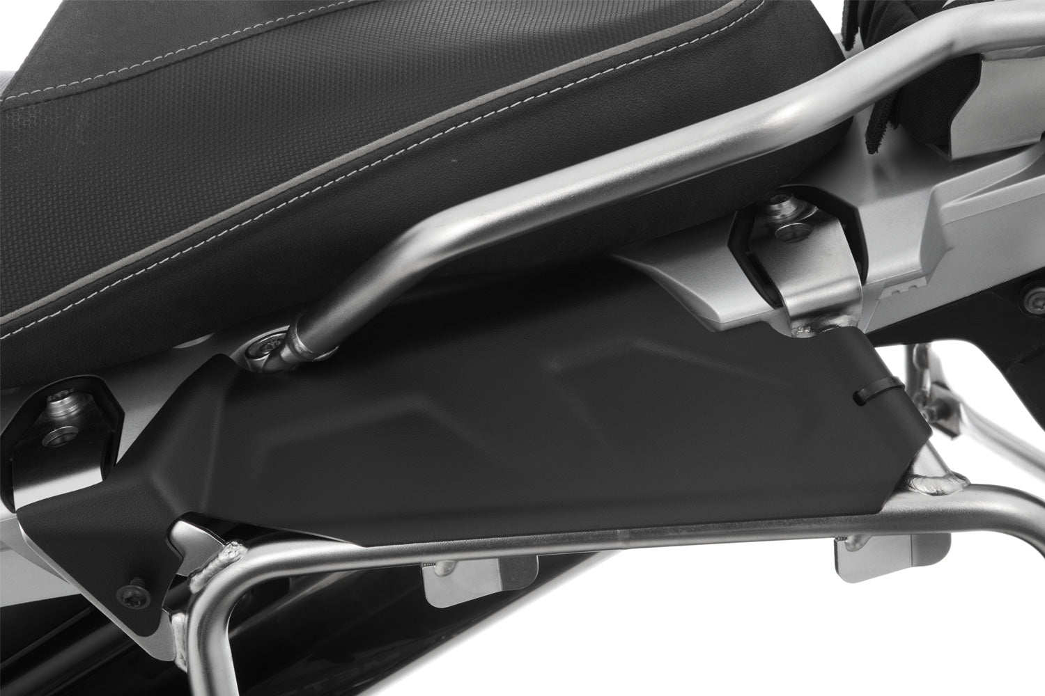 The two covers close the openings between the case carriers and the tail frame and create an appealing look.