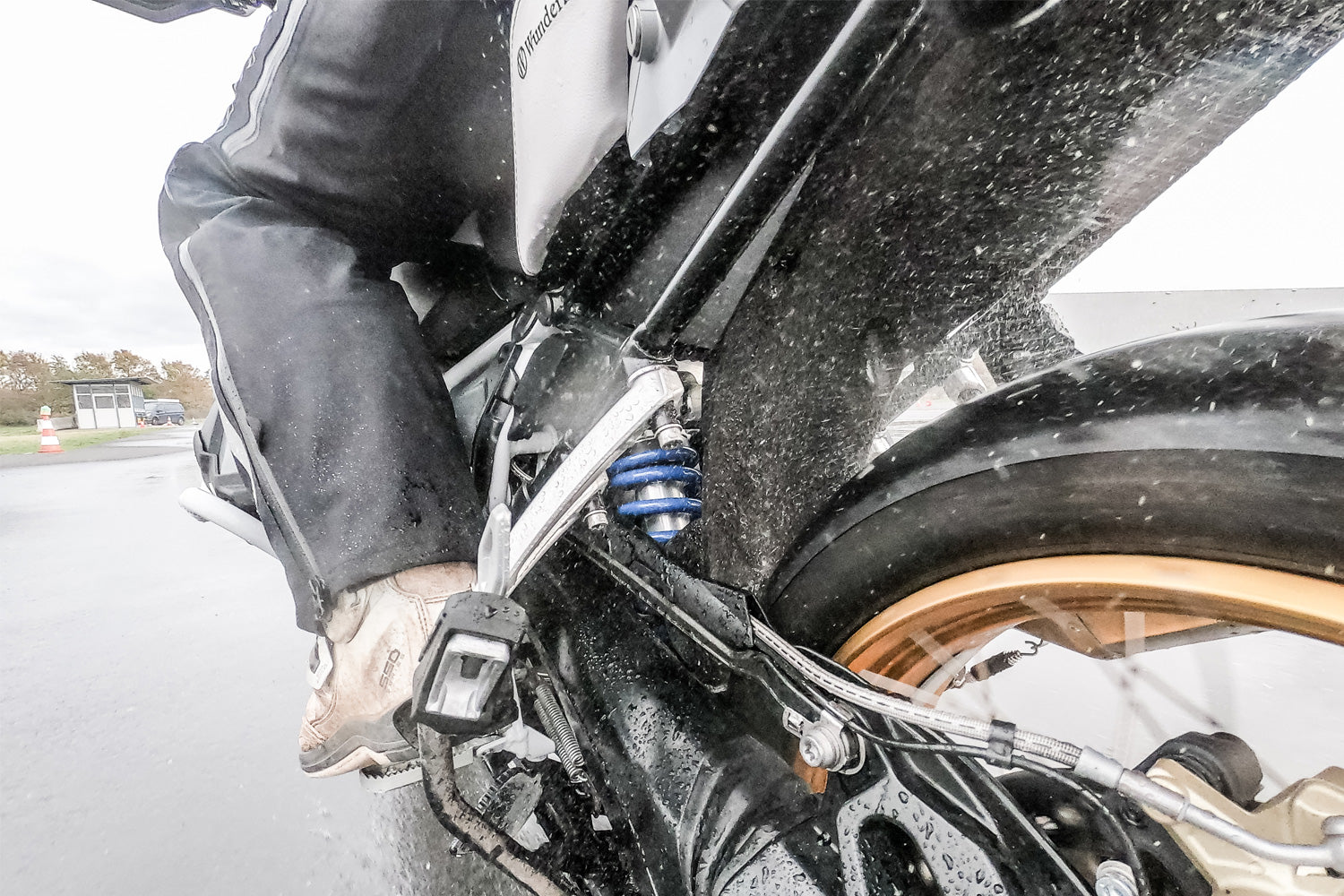 This splash guard protects the shock, along with shock mounts, swing arm, collector pipes and rear of the gearbox of the R 1200 RS LC.