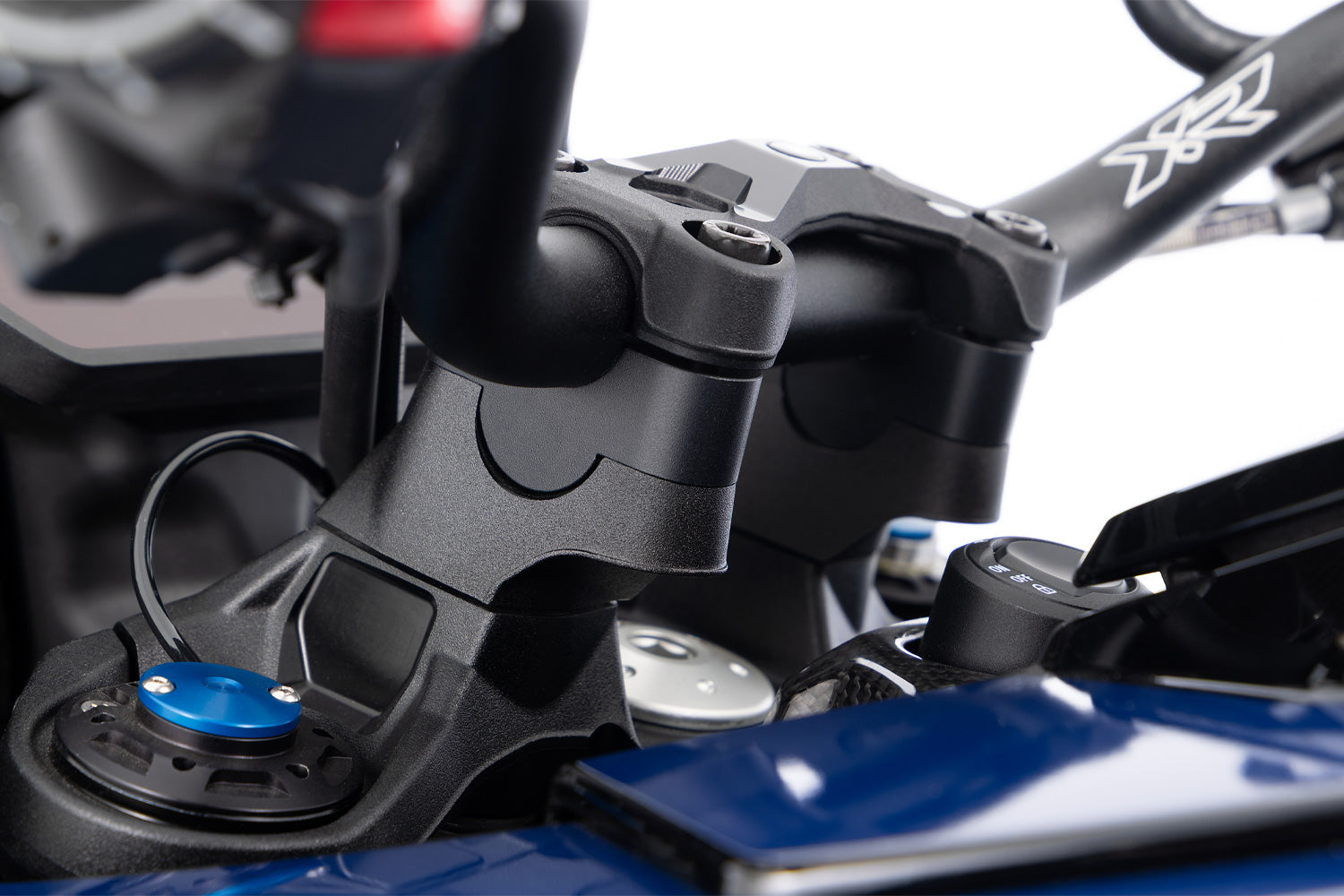 Effective elevation of the handlebar base by approx. 20 mm - complete your BMW ✔ Premium components ✔ Integrated design ➜ Order now