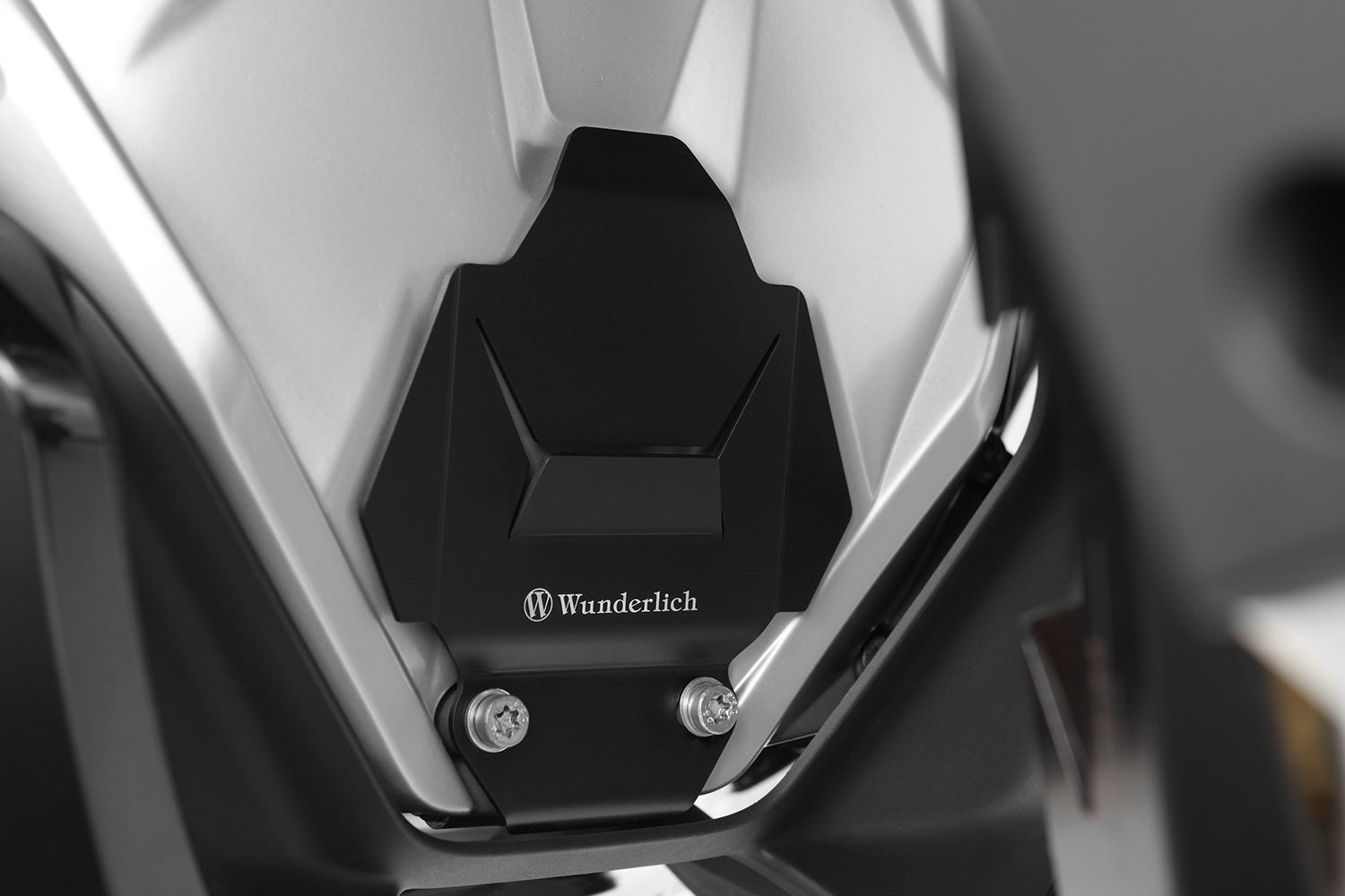 The housing protection made of anodised aluminium nestles against the engine housing and protects it reliably