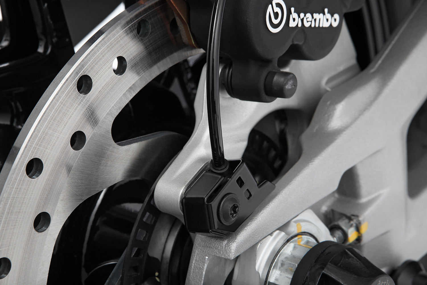 Reliable, effective protection of the safety-relevant ABS sensor of the rear wheel