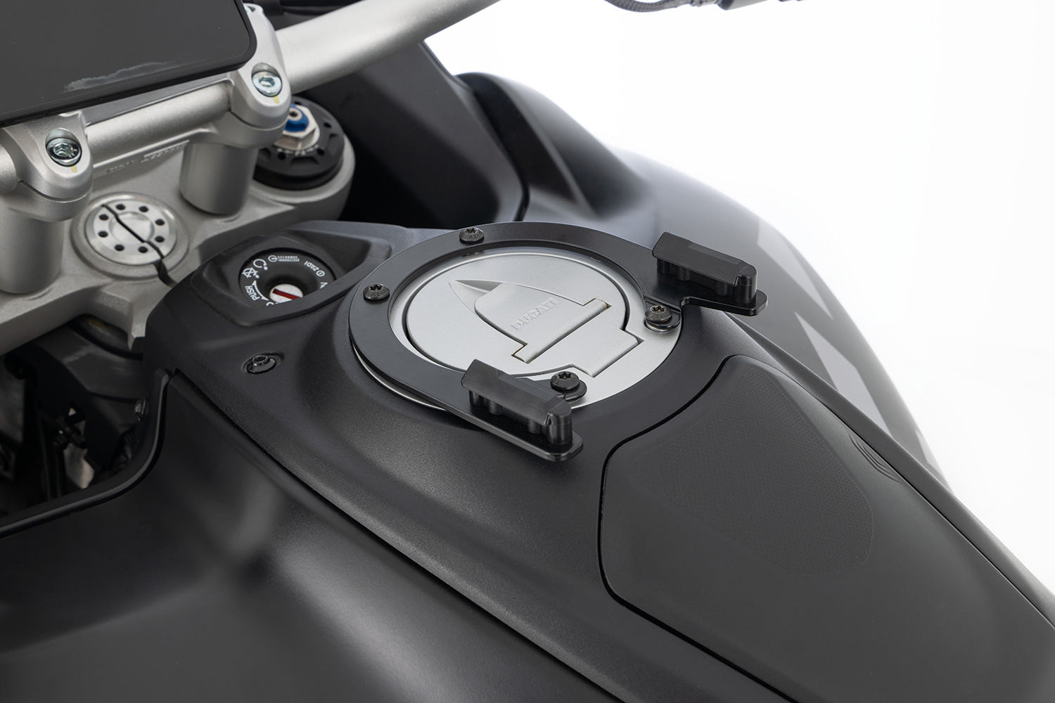 Tank ring bracket for secure attachment of CLICK BAGs with a single click