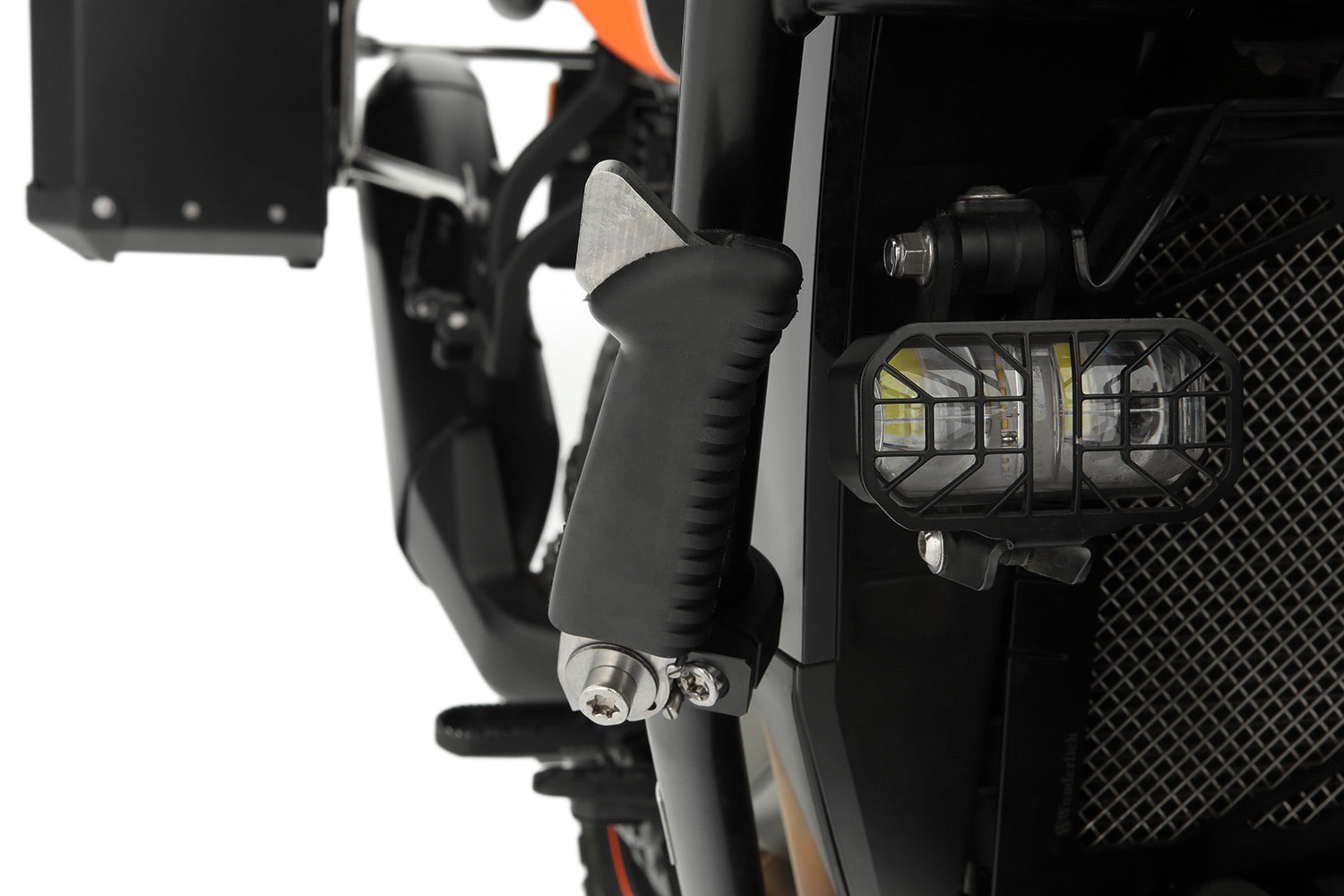 The practical and comfortable crash bar foot rests allow relaxed riding, even on long trips.
