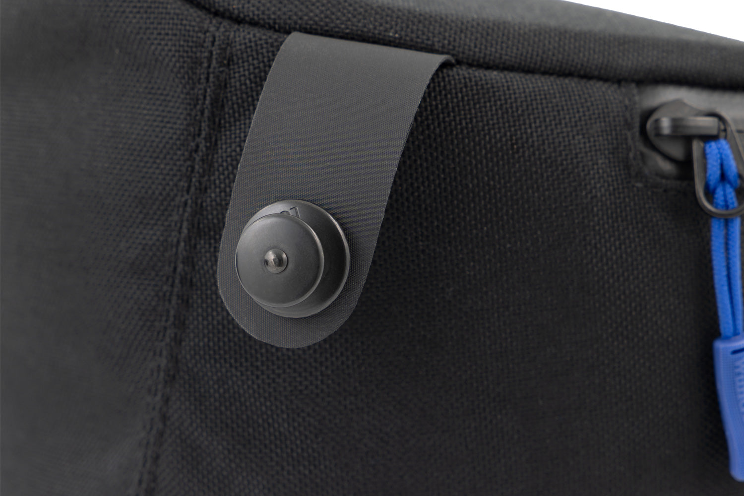 Two functional, cleverly positioned bags ✔ Premium components ✔ Integrated design