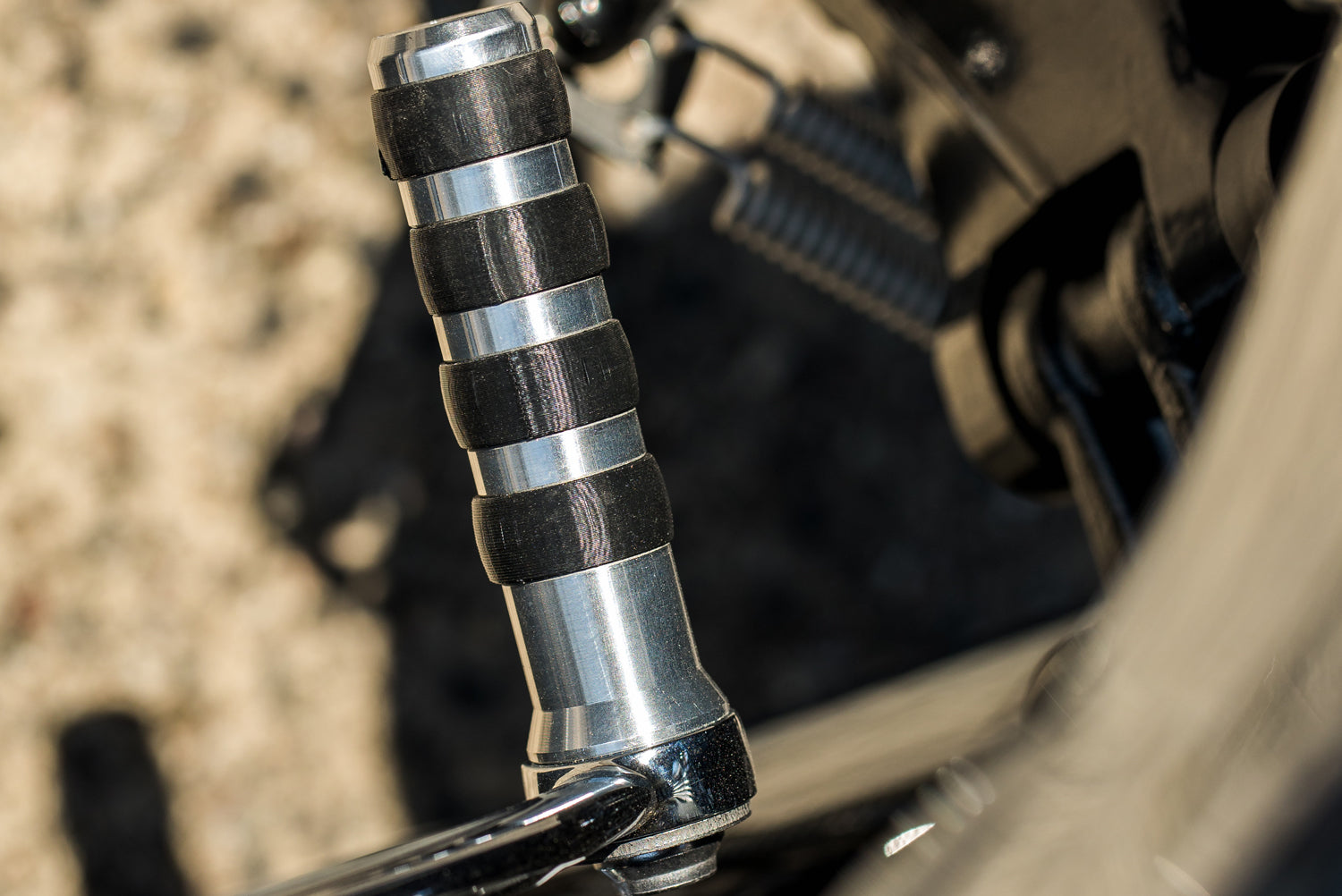 Our gear-shifter extension replaces the series standard lever. At 85 mm, it’s a less more than 20% longer (!) than the original. 
