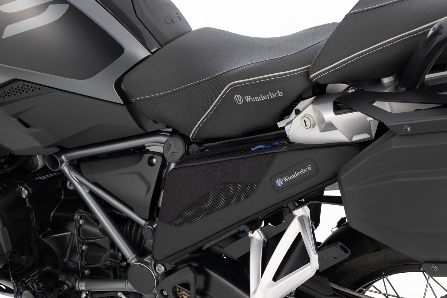 Additional luggage space on the side of the rear framework 