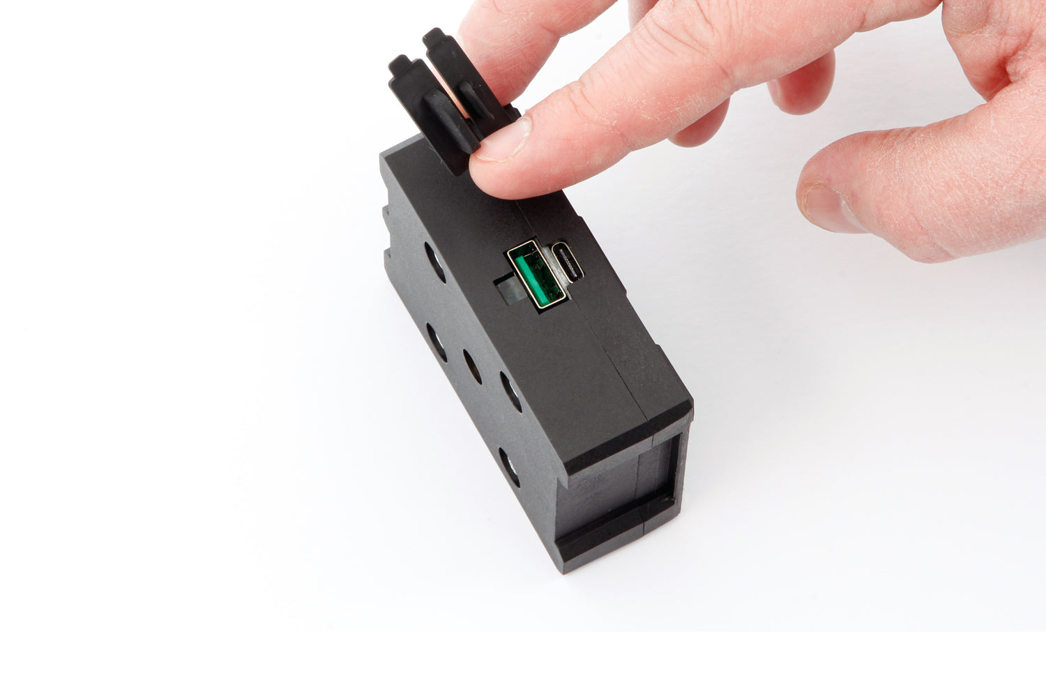 Our thoroughly practical USB charging box fits all BMWs with the factory-side BMW navigation preparation (Navigator V, VI)