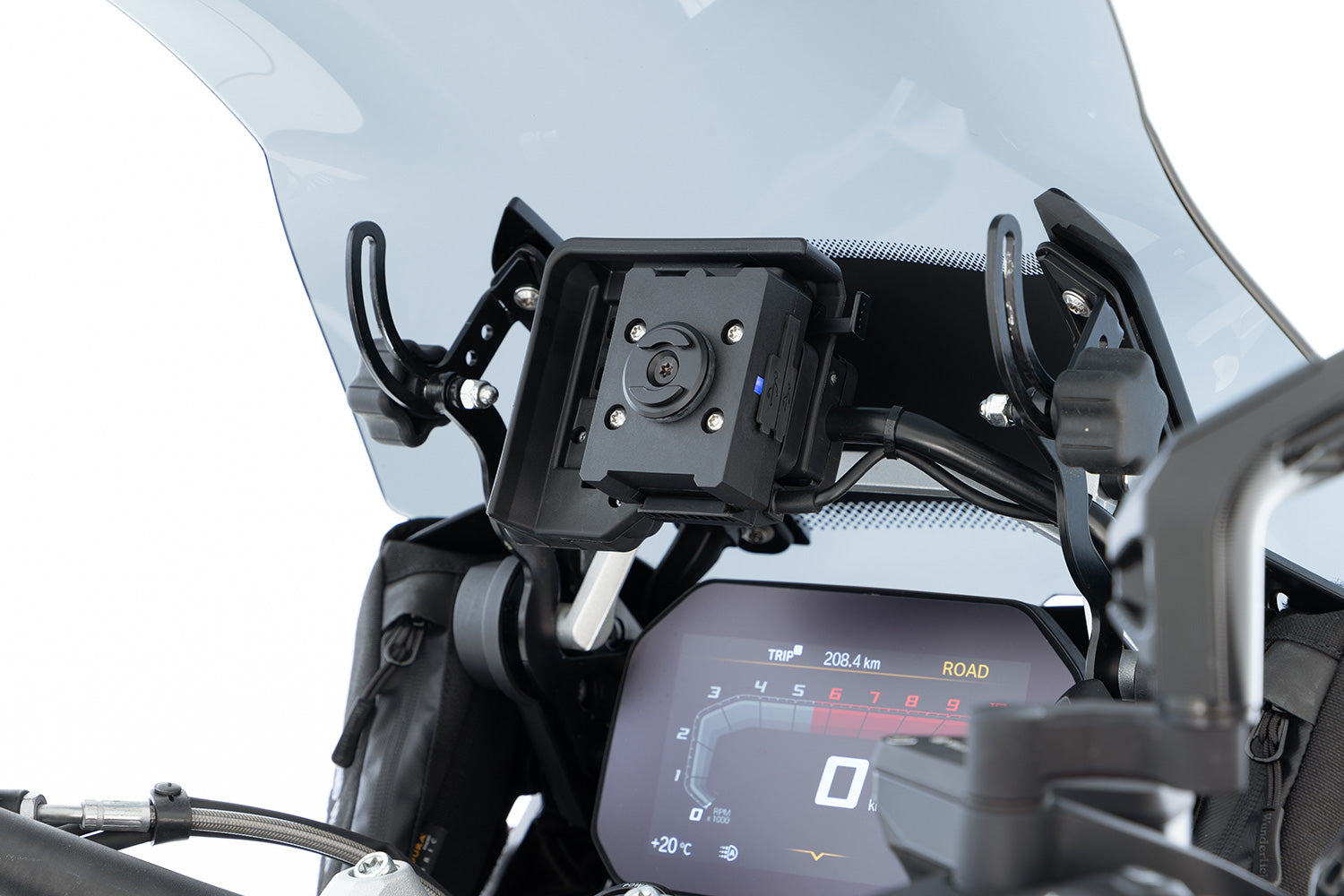 The charging box fits all BMWs with the factory-side BMW navigation preparation (Navigator V, VI)