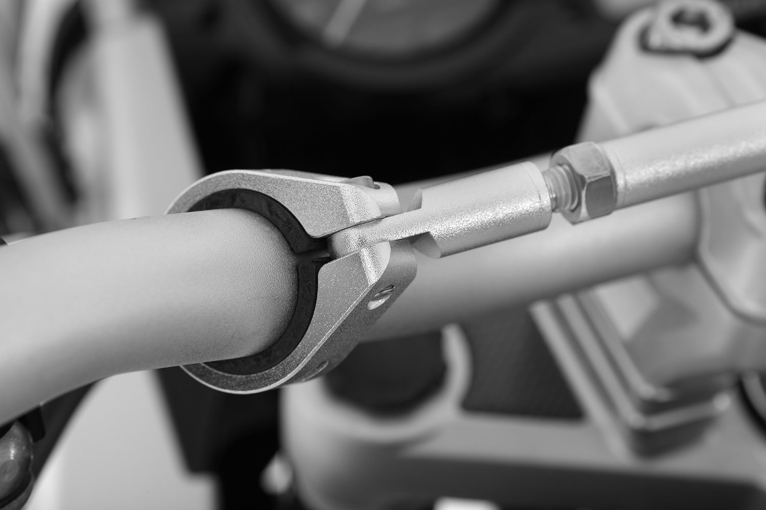 This high-quality black handlebar central support from Wunderlich made of aluminium is 250 mm long with a diameter of 12 mm.