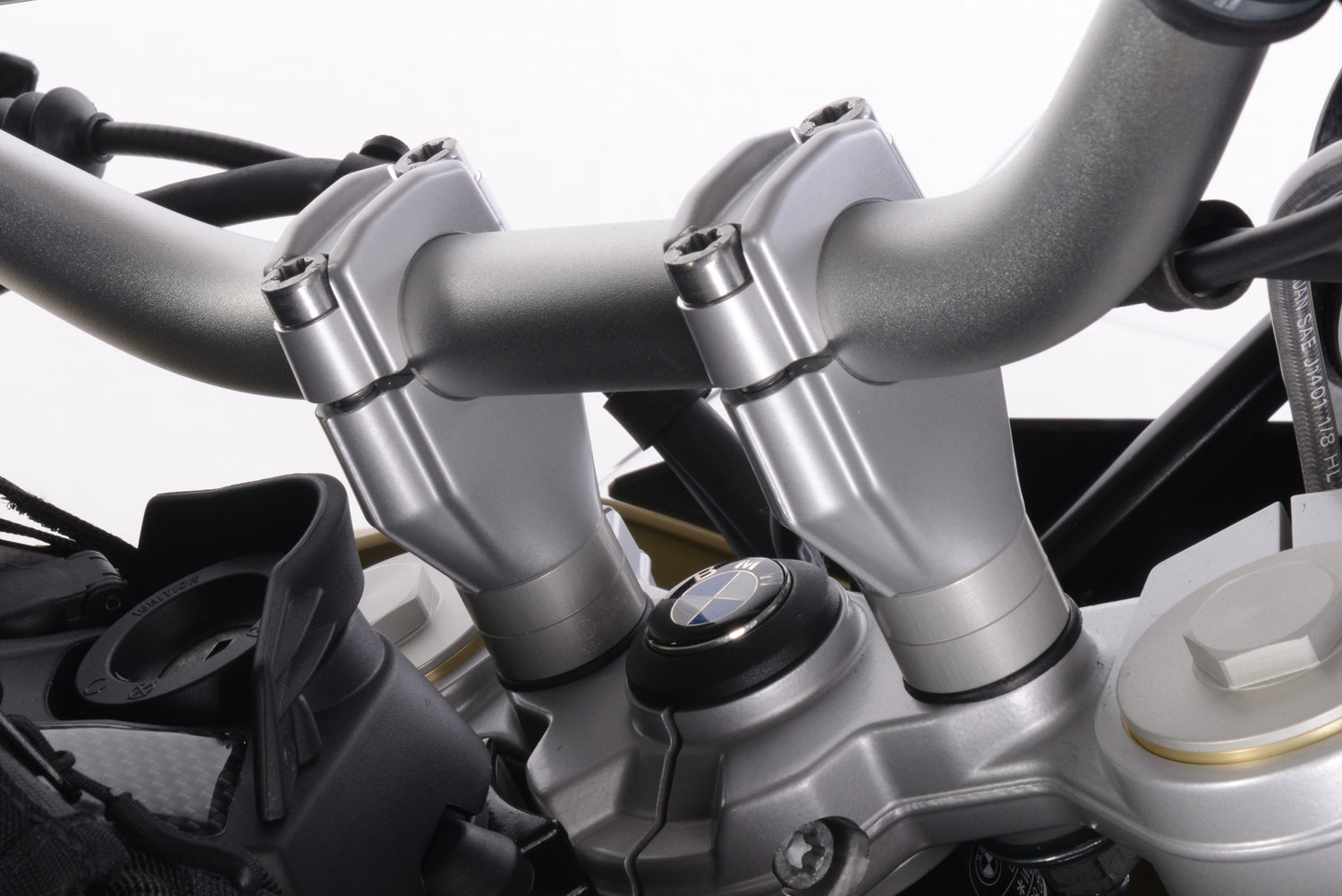 The 20 mm aluminium Wunderlich handlebar riser for F 650 | 700 | 800 GS provides better handling and a relaxed, upright position.