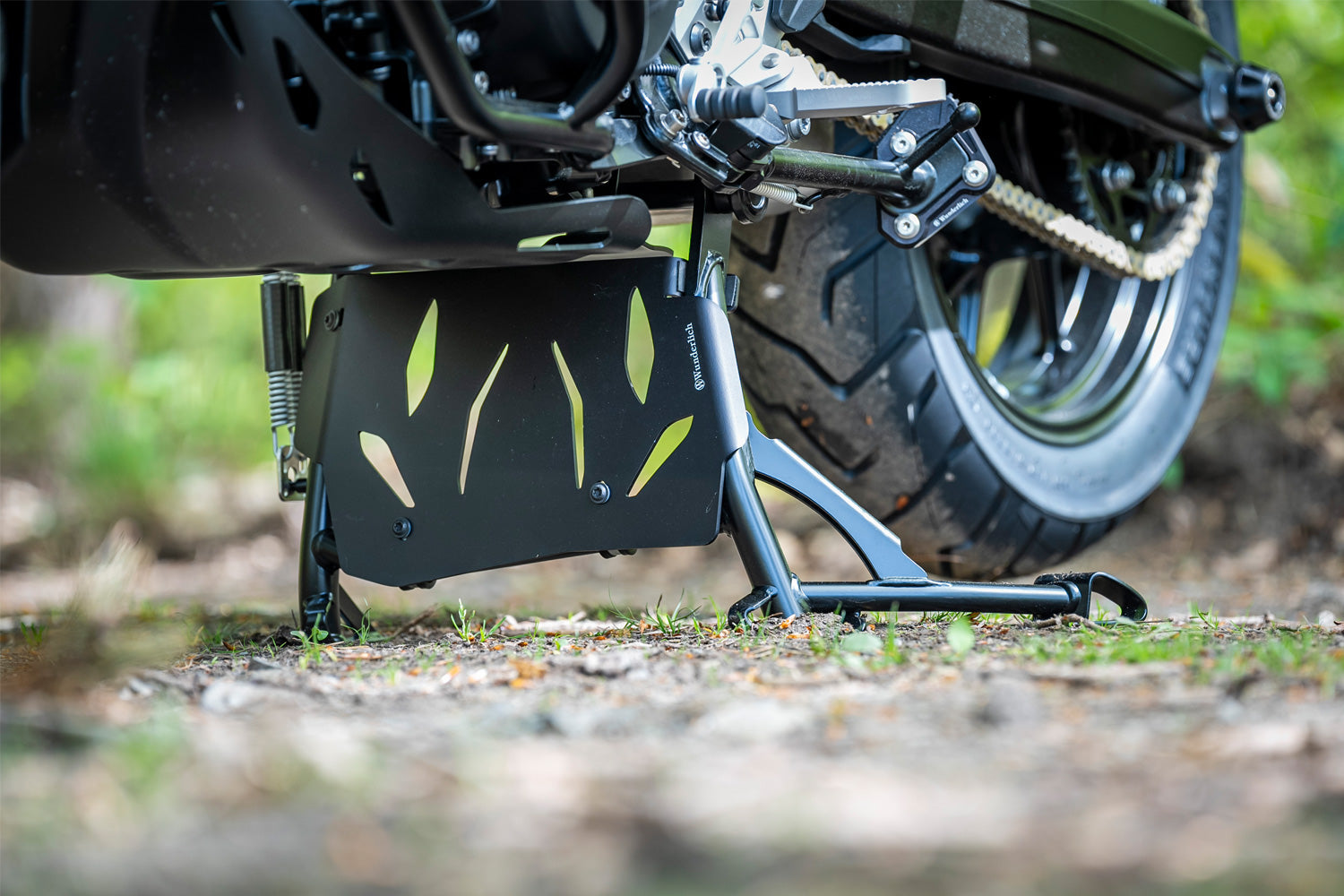 Wunderlich centre stand protection plate - complete your BMW ✔ Premium components ✔ Integrated design ➜ Order now