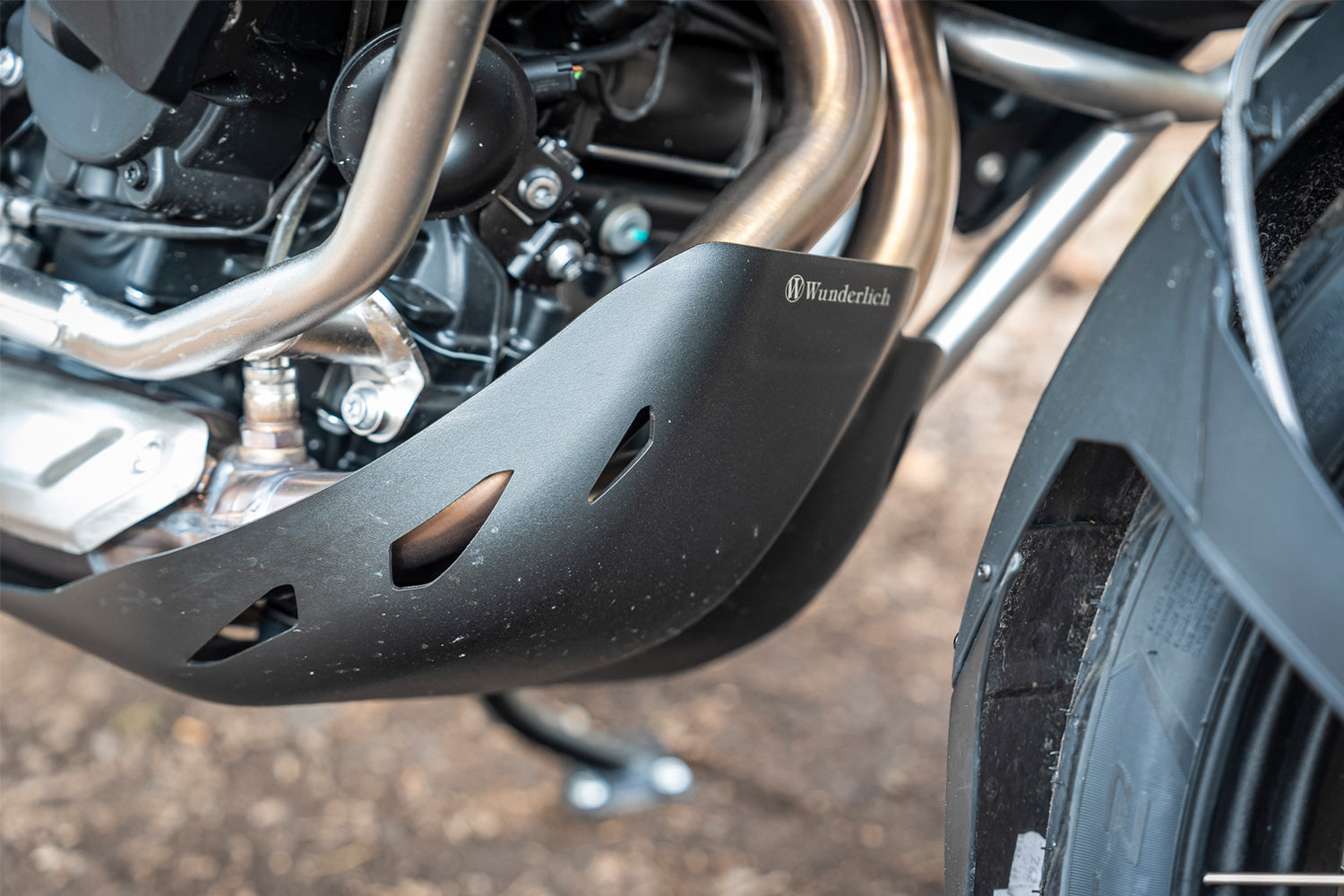 The flawless engine protection in a slim design for the GS protects the engine and manifold from damage
