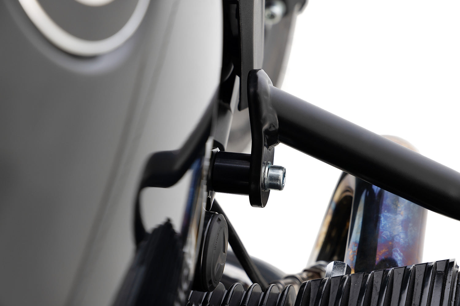 Enables the installation of engine protection bar with valve cover & cylinder protection guards