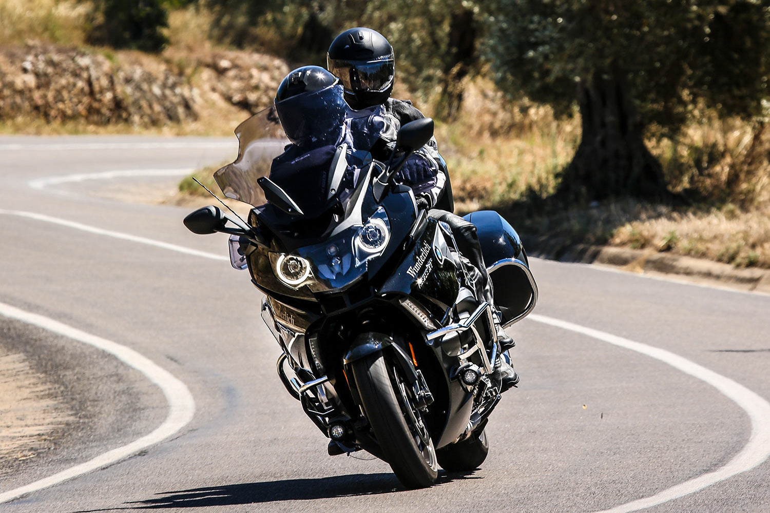 This mudguard extension is thermoformed from ABS material and offer the K1600GT an additional protection from dirt and mud.