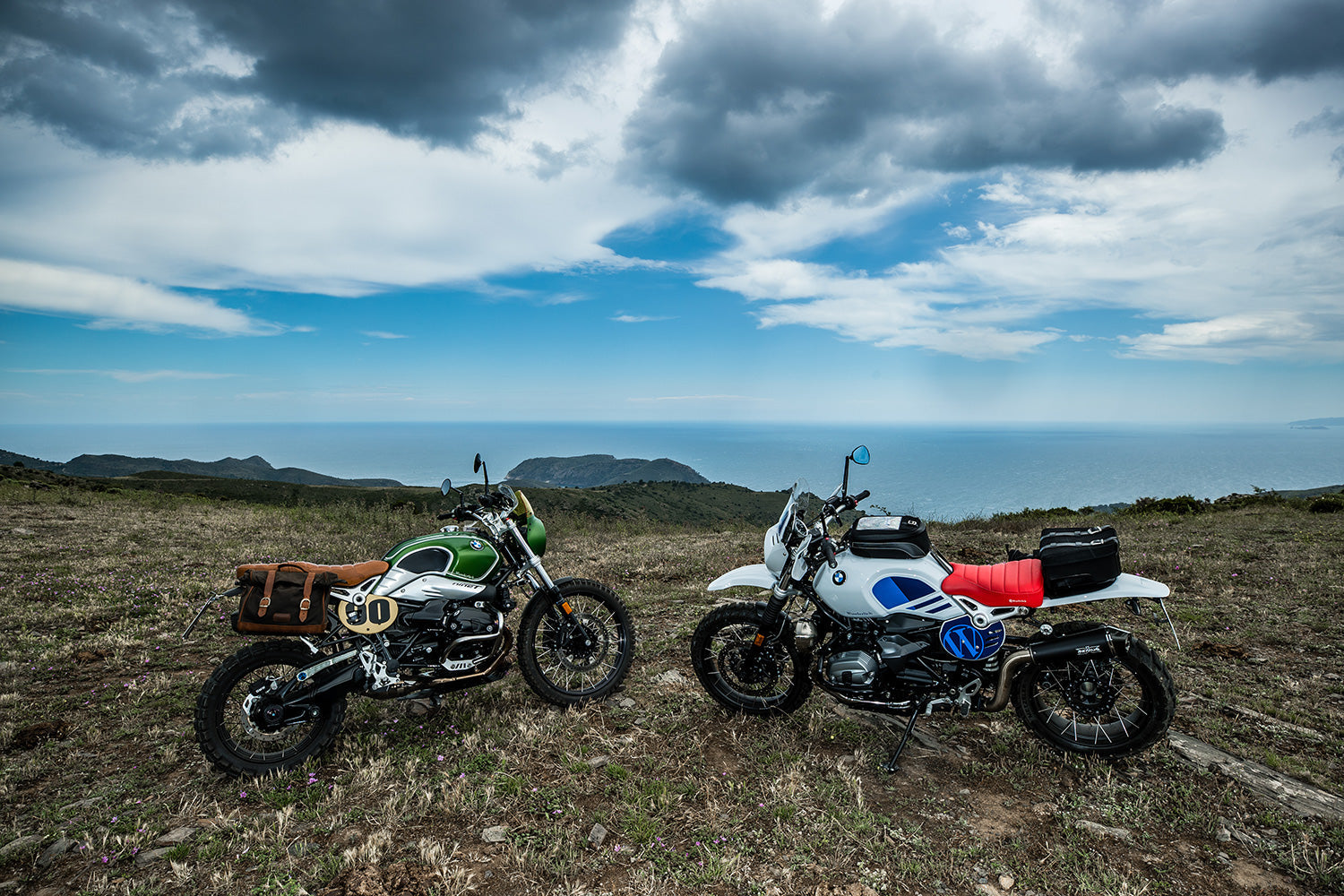 The silver anodised aluminium hub cover »TORNADO« close the hub tunnel dynamically at both ends. For BMW R 1200, K 1200, K 1300 models.