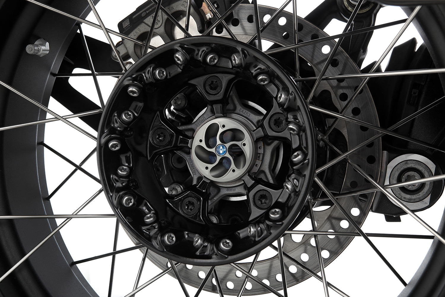 Wunderlich hub cover tornado for bmw r 1200 gs lc closes the hollow, ragged wheel hub.