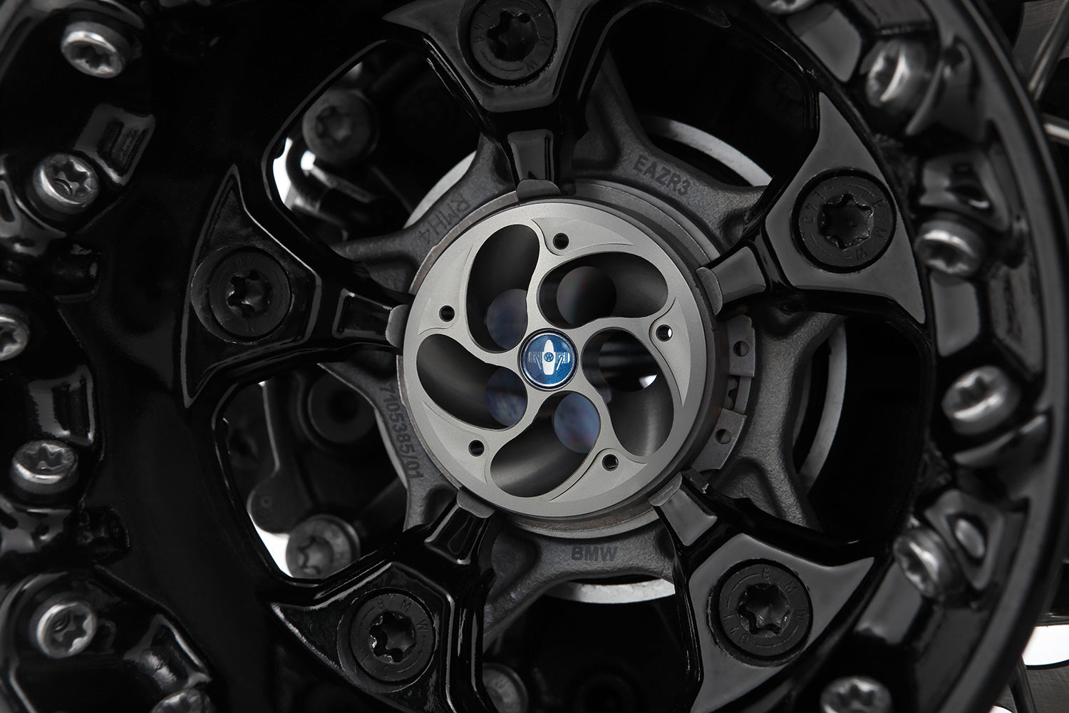 Wunderlich hub cover tornado for bmw r 1200 gs lc closes the hollow, ragged wheel hub.