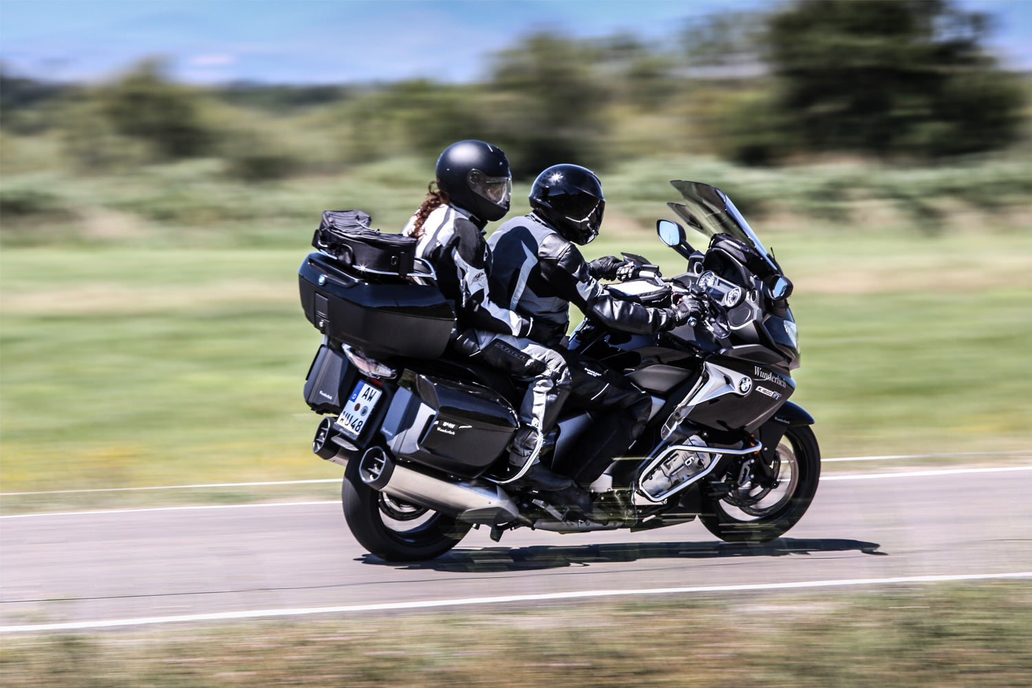 Elegant »MARATHON AIRVENTED« windshield with the unique, controllable ventilation open

