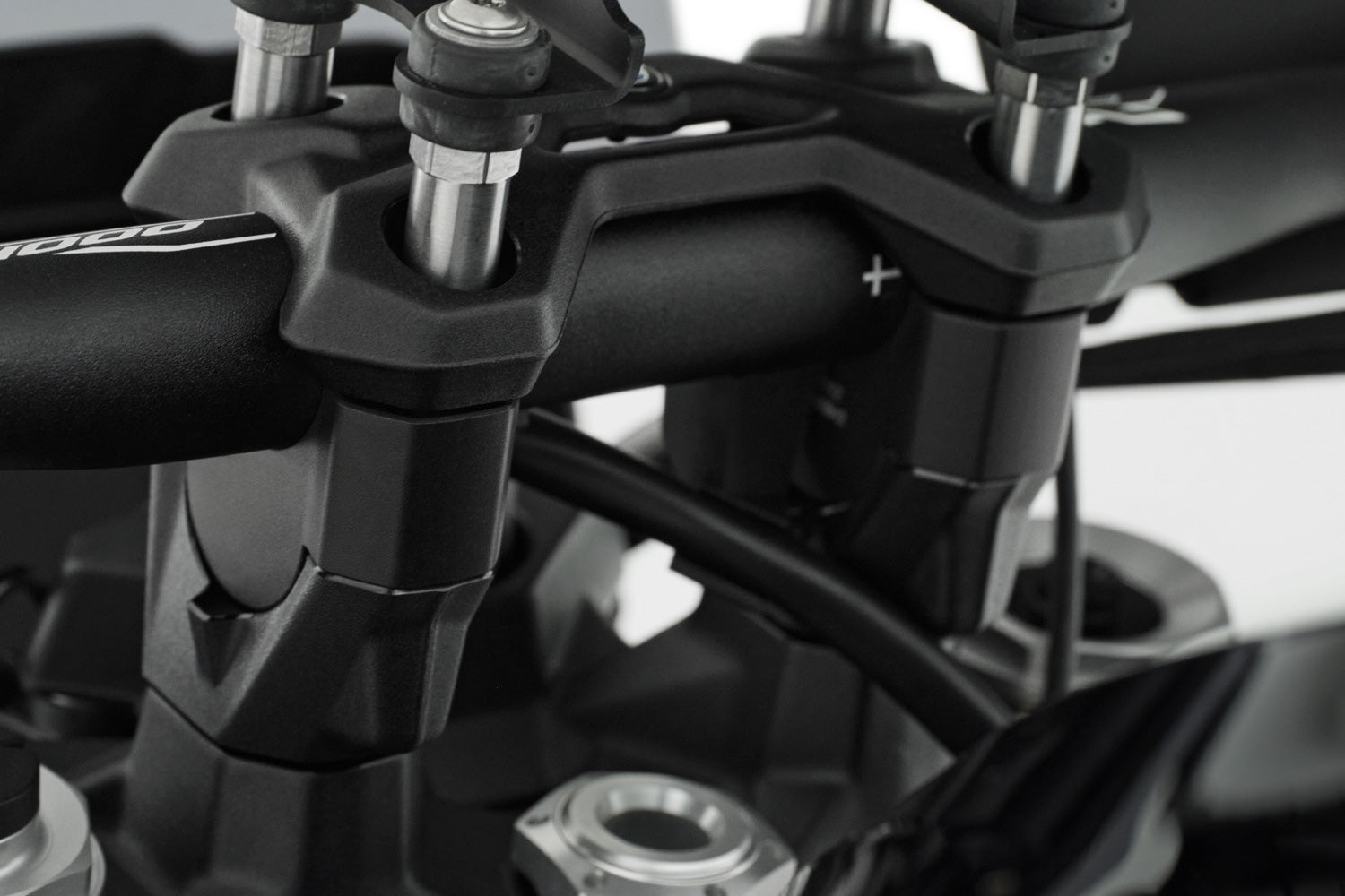 The handlebar riser designed especially by our developers raises the handlebars moderately by 25 mm