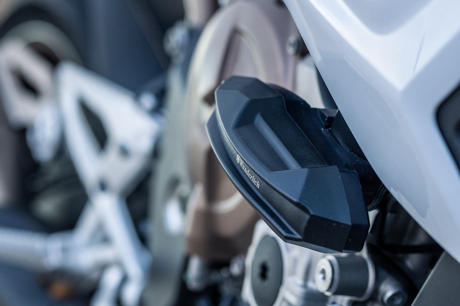Racing crash pads for the BMW S 1000 R 2021 from Wunderlich. Crash pads mitigate the expensive consequences of crashes, falls and skids.