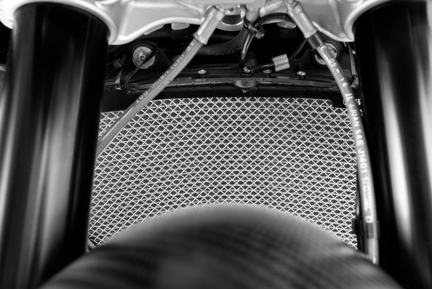 The radiator protection grille for the S 1000 provides effective protection and ensures optimal long-term cooling air flow.