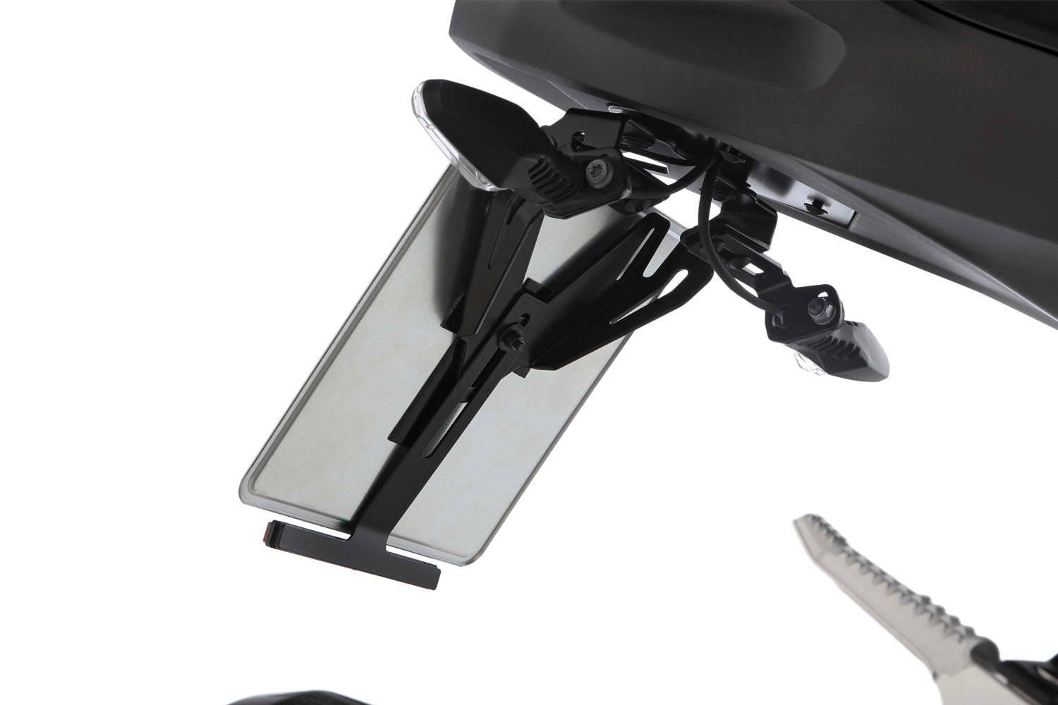 The licence plate holder can be disassembled in no time - this saves weight when training on the race track and improves the aerodynamics