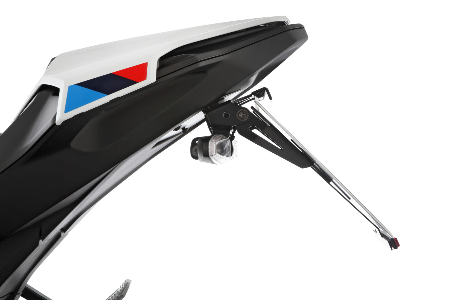 The licence plate holder can be disassembled in no time - this saves weight when training on the race track and improves the aerodynamics