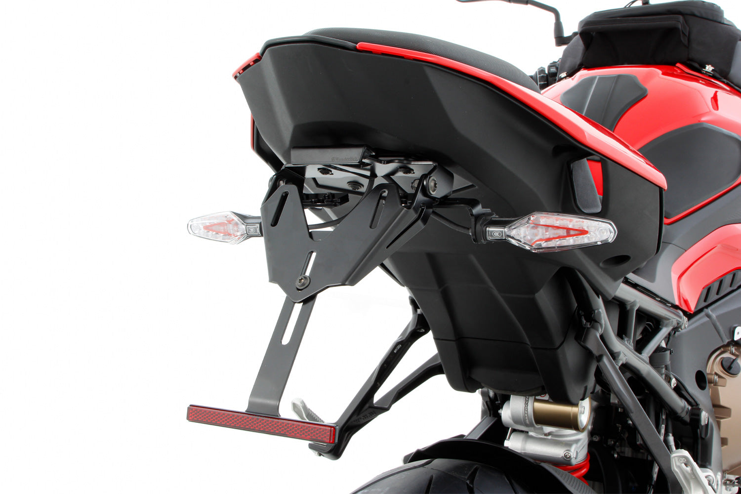 The licence plate holder can be disassembled in no time - this saves weight when training on the race track and improves the aerodynamics