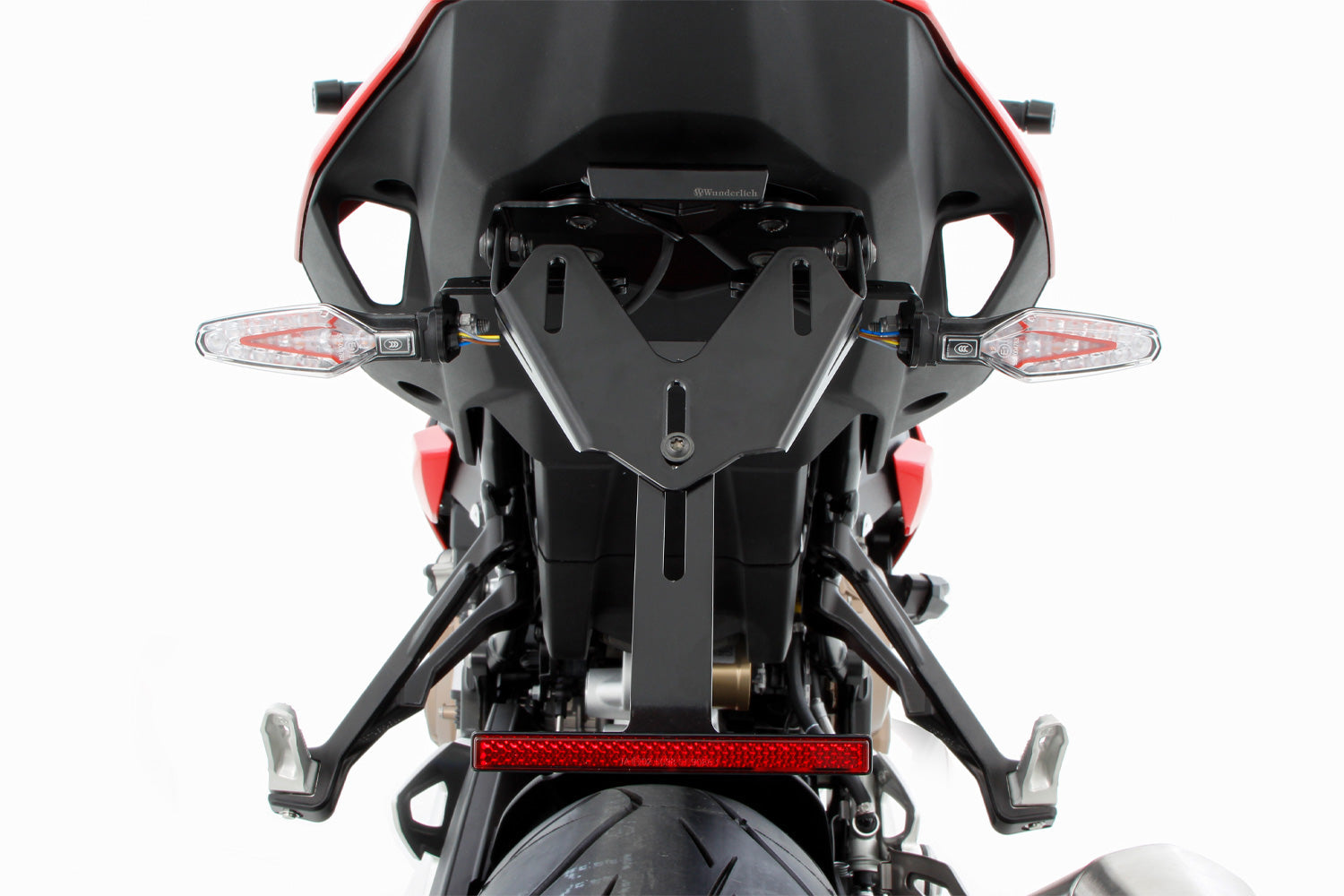The licence plate holder can be disassembled in no time - this saves weight when training on the race track and improves the aerodynamics