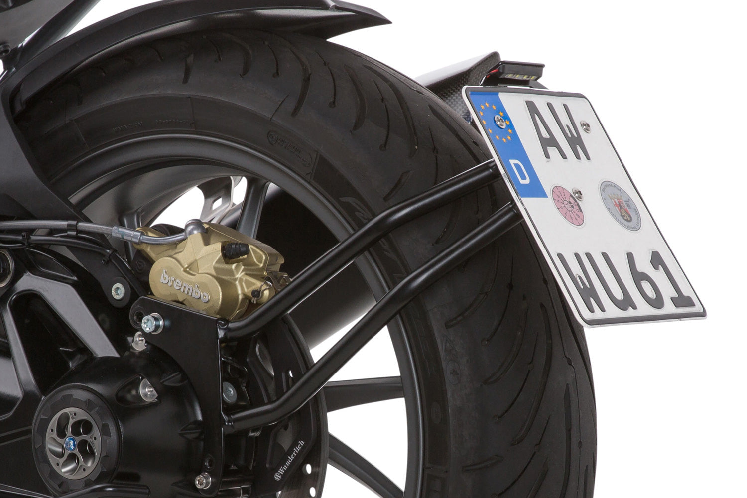 Discreet, light licence plate holder incorporates excellently into the roadster's sporty line.