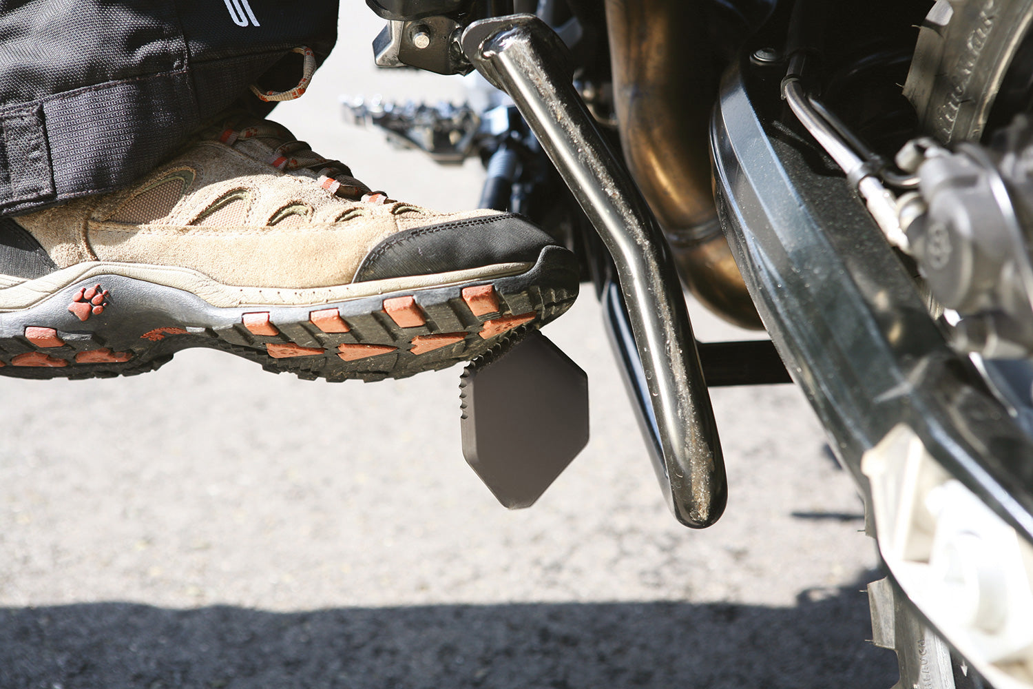  A precisely milled enlarger that can be quickly screwed onto the side stand effectively eliminates this design flaw