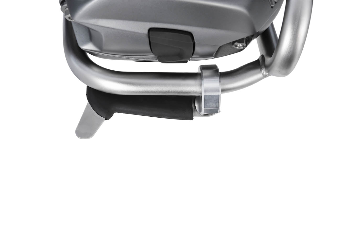 The practical and comfortable crash bar foot rests allow relaxed riding, even on long trips. 