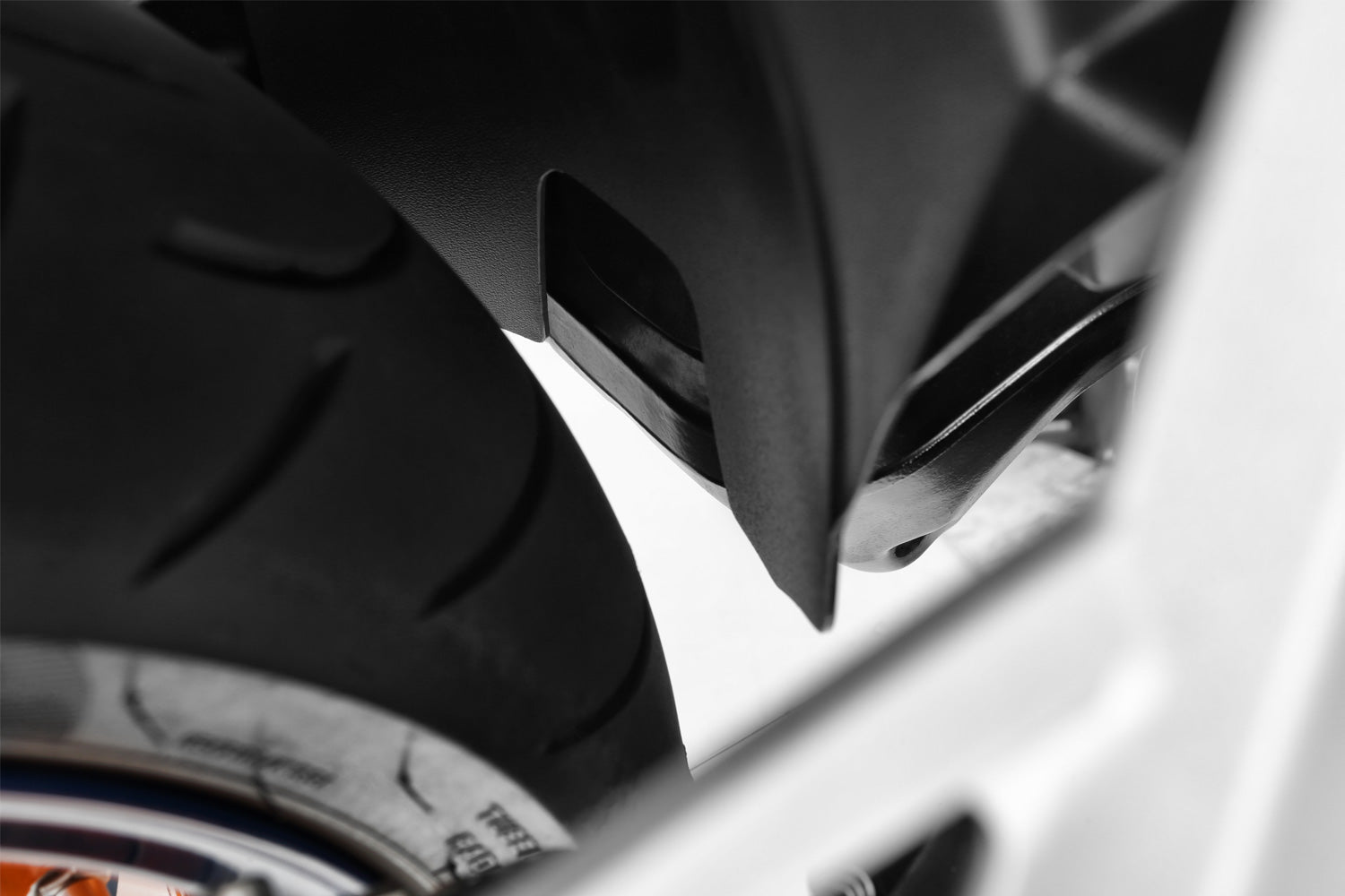 This splash guard protects the shock, along with shock mounts, swing arm, collector pipes and rear of the gearbox of the R 1200 RS LC.