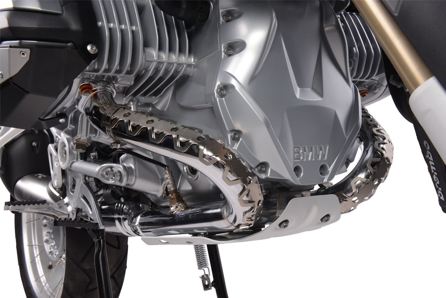 The protector for the R 1200 GS LC exactly matches the round radius of the header pipe assembly, made from aluminium.