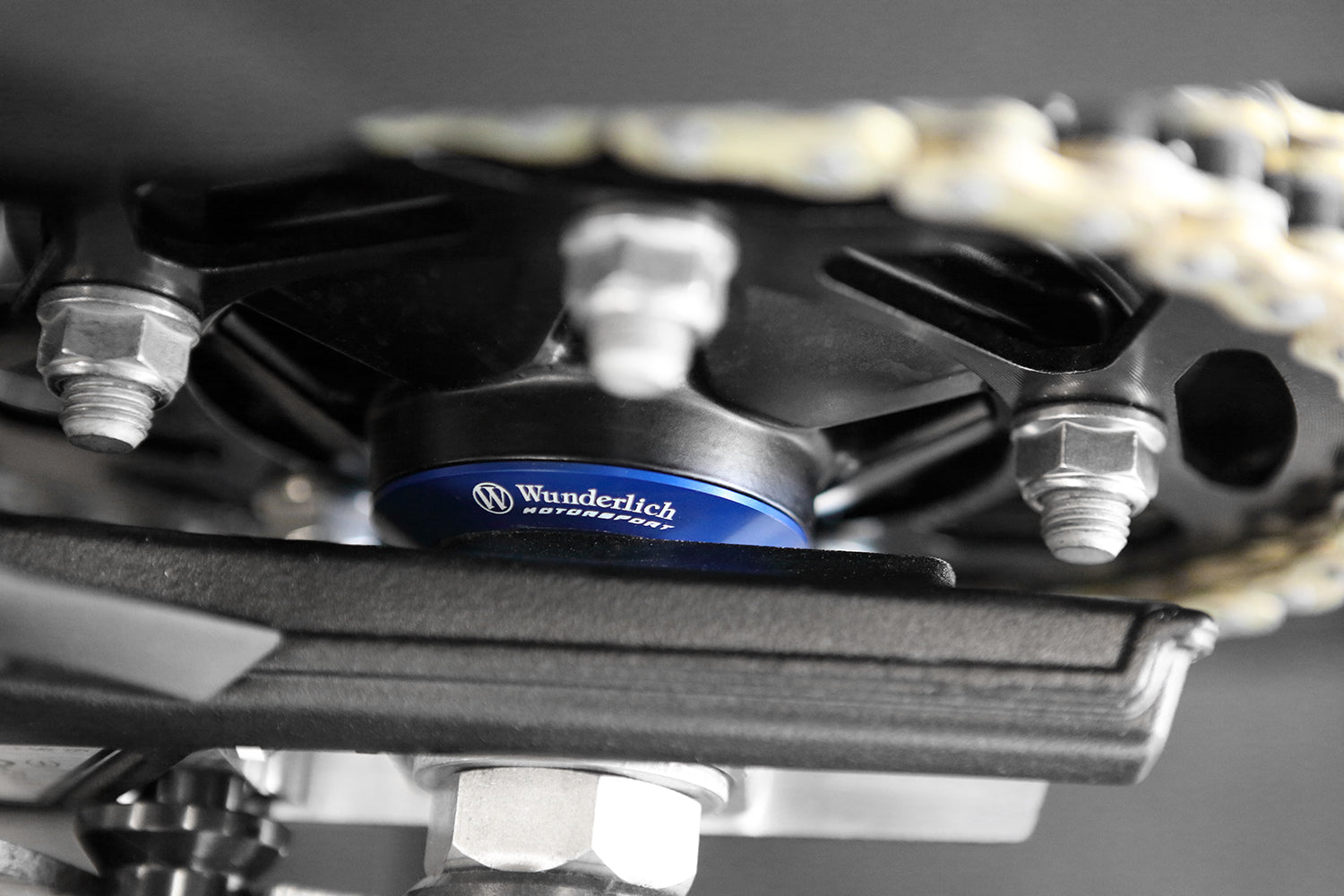 The wheel spacing sleeves we have developed are used in place of the series standard sleeves and form-fitted in the simmer ring.............