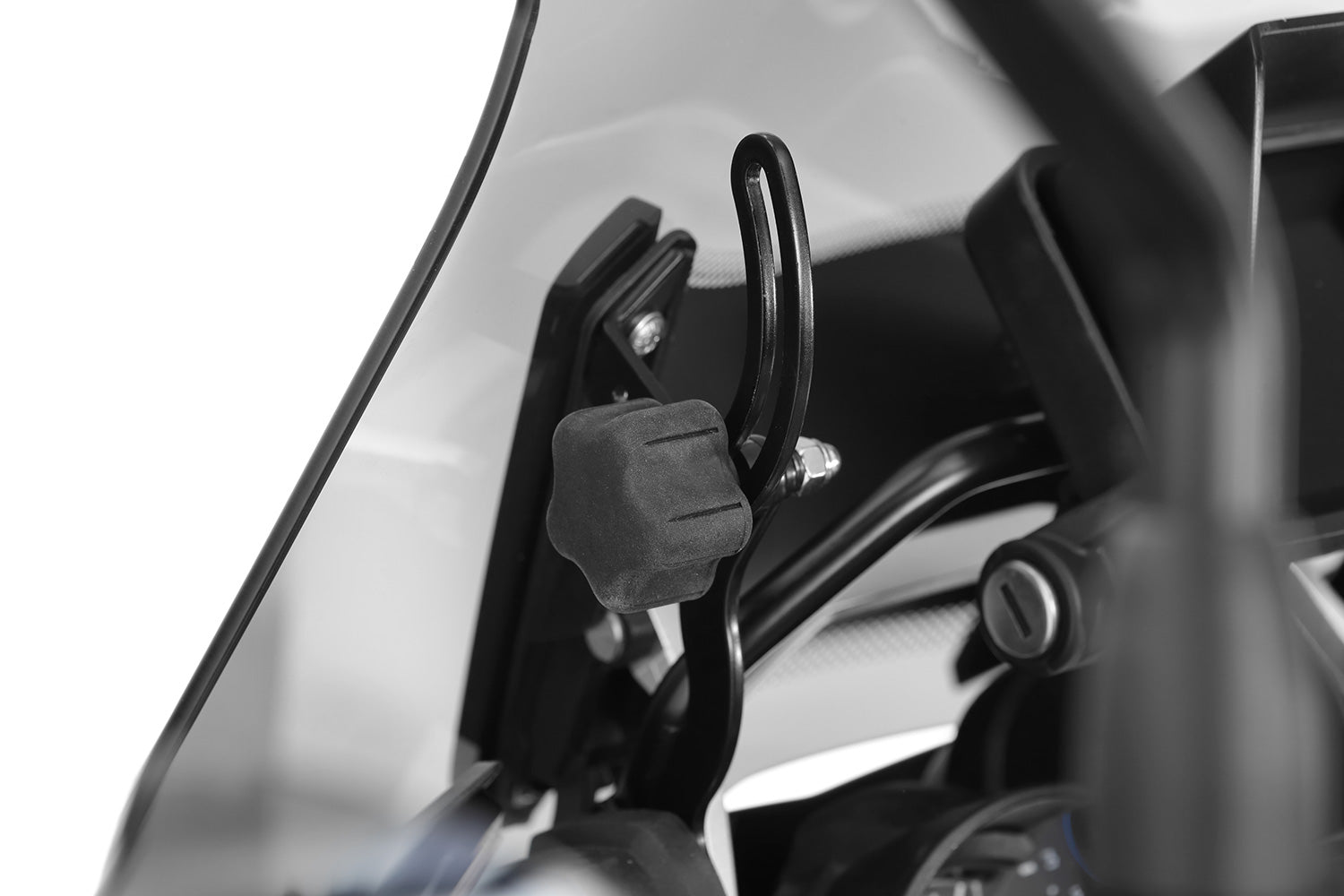 The windshield reinforcement on both sides stabilises the windshield and thus reduces turbulences caused by the airflow at high speeds