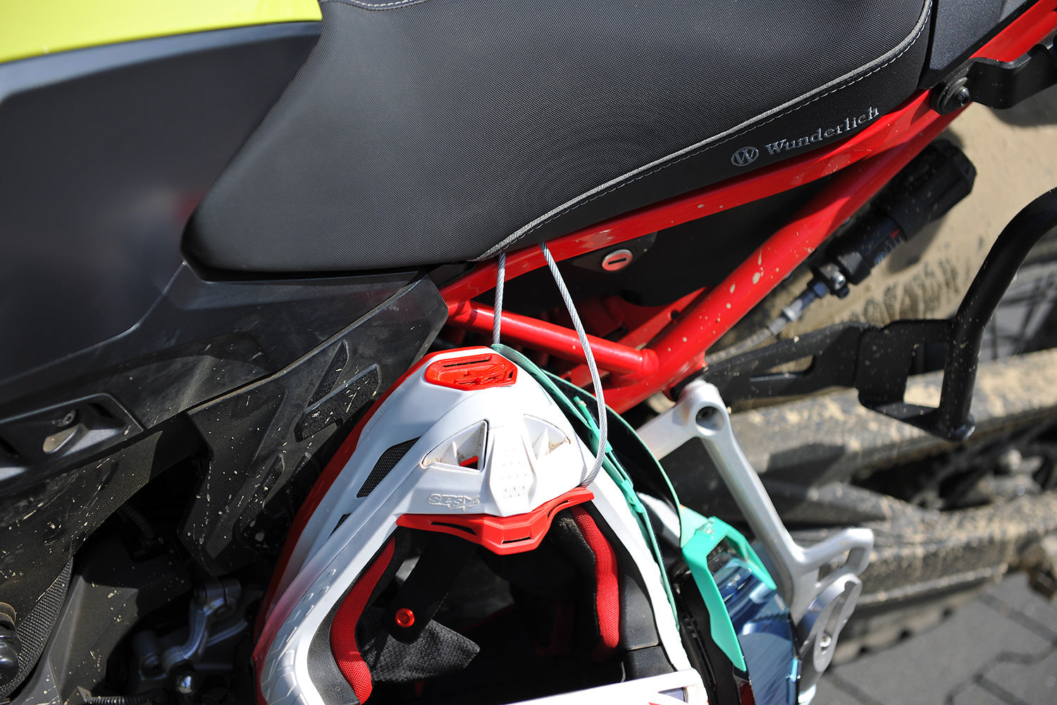 Simple and theft-proof fastening for up to two helmets ✔ Premium components ✔ Integrated design ➜ Order now